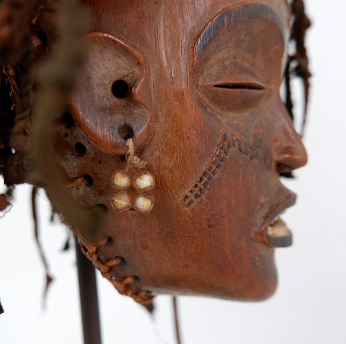 Maschera africana del XX secolo su base in vendita 3
