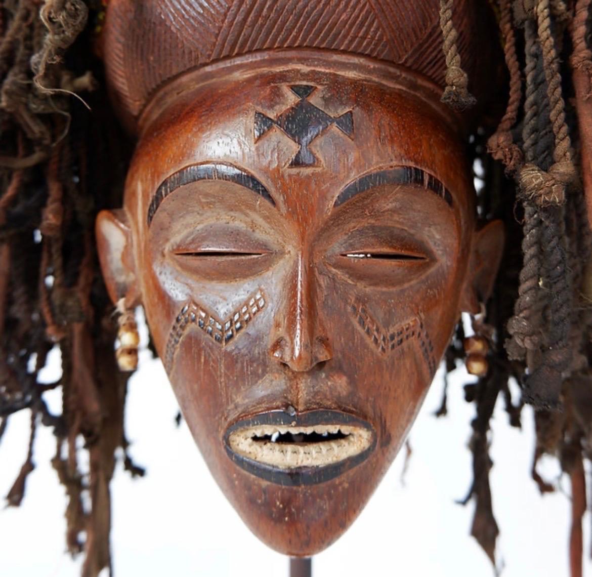 Maschera africana del XX secolo su base in vendita 4