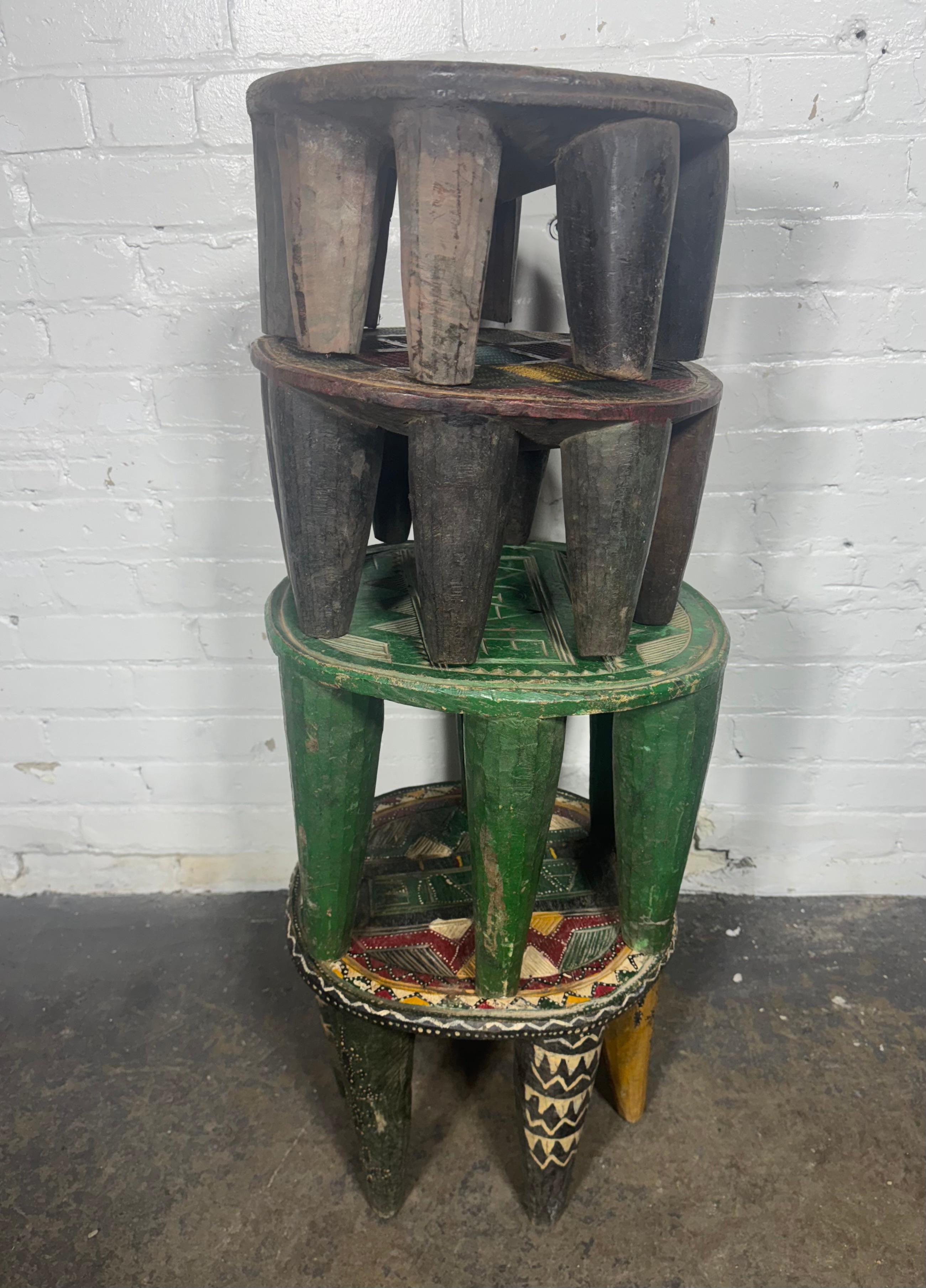 Tribal Tabouret ou table Nupe à plusieurs pieds, Afrique du 20e siècle, Nigéria, c.C. en vente