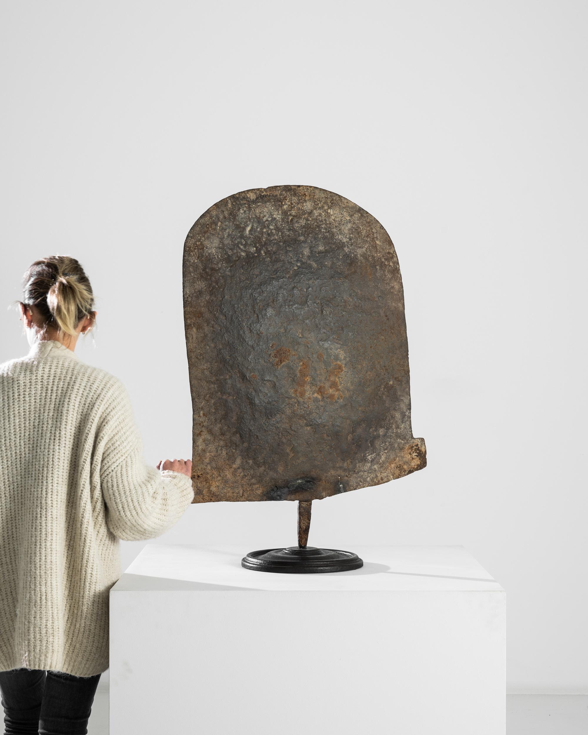 Dieses faszinierende Stück ist ein Beispiel für eine Schaufelwährung, die früher bei den Völkern Nordnigerias als Tauschmittel verwendet wurde. Geschmiedetes Eisen wurde für Waren gehandelt oder bei Hochzeitsverhandlungen verwendet - und die Größe