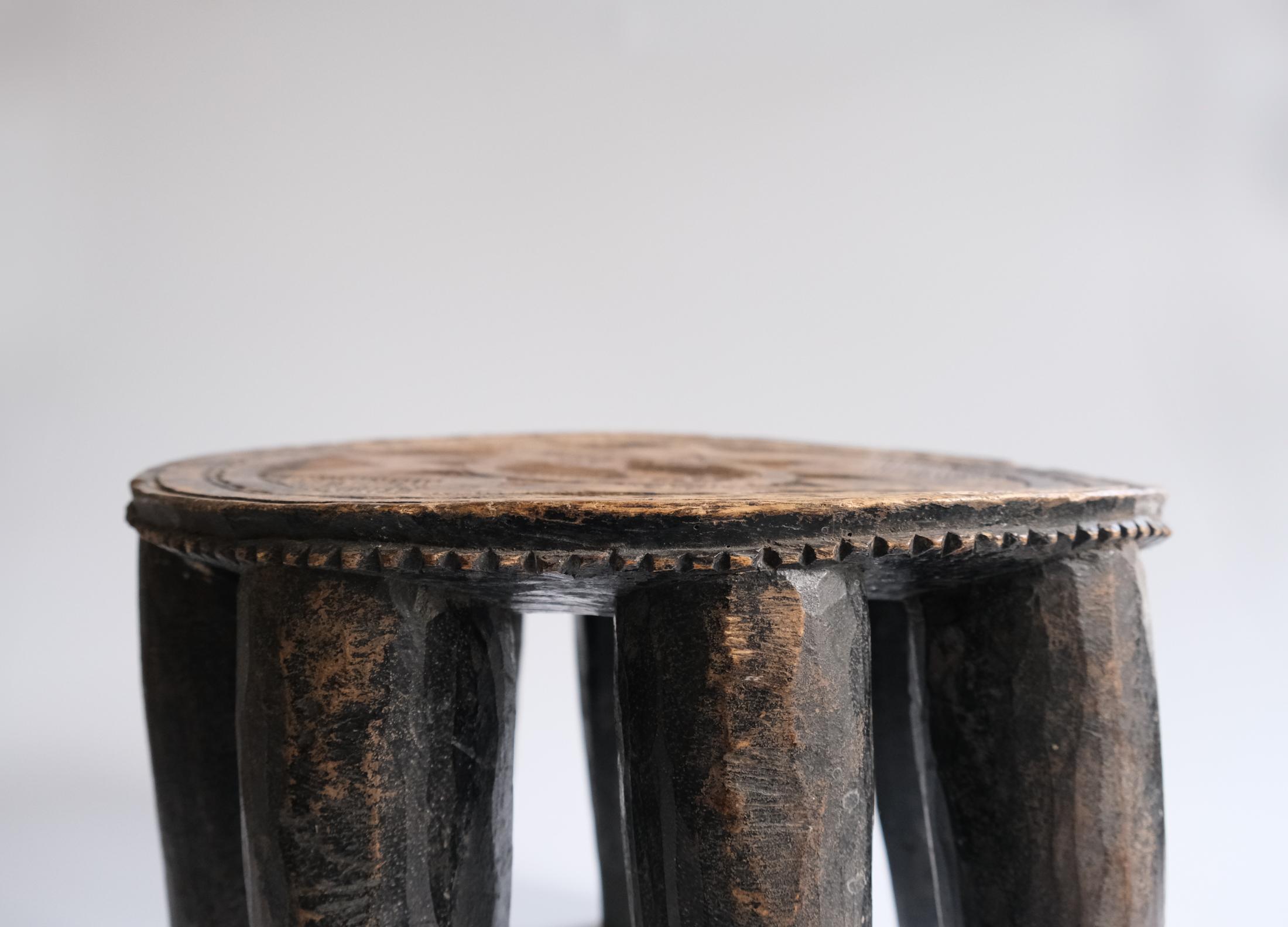 Tabouret ou table africaine à dix pieds Nupe du XXe siècle, Nigeria c.1950s en vente 3