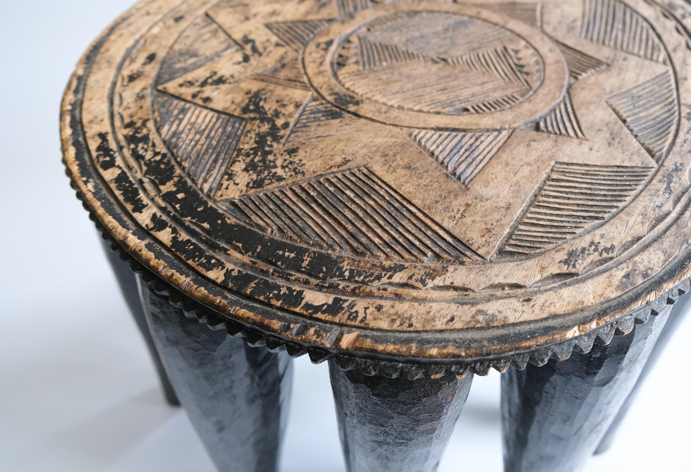 Tabouret ou table africaine à dix pieds Nupe du XXe siècle, Nigeria c.1950s en vente 4