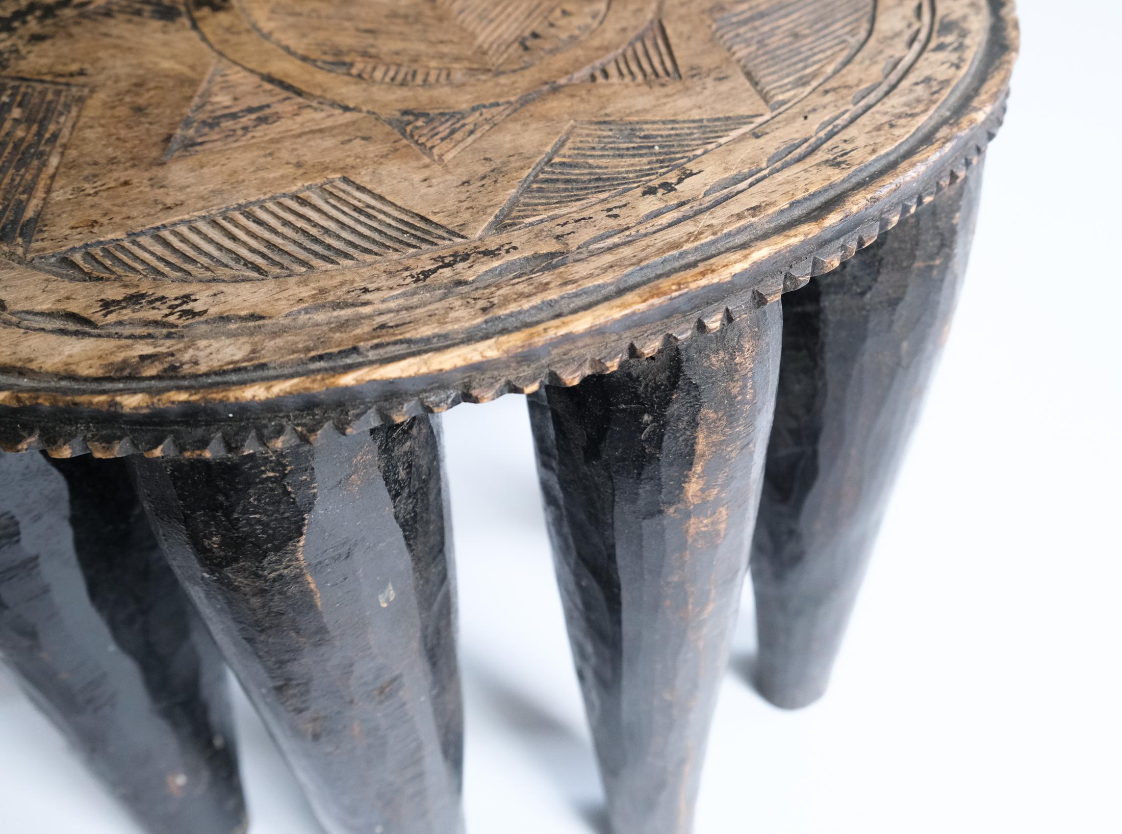 Tabouret ou table africaine à dix pieds Nupe du XXe siècle, Nigeria c.1950s en vente 5