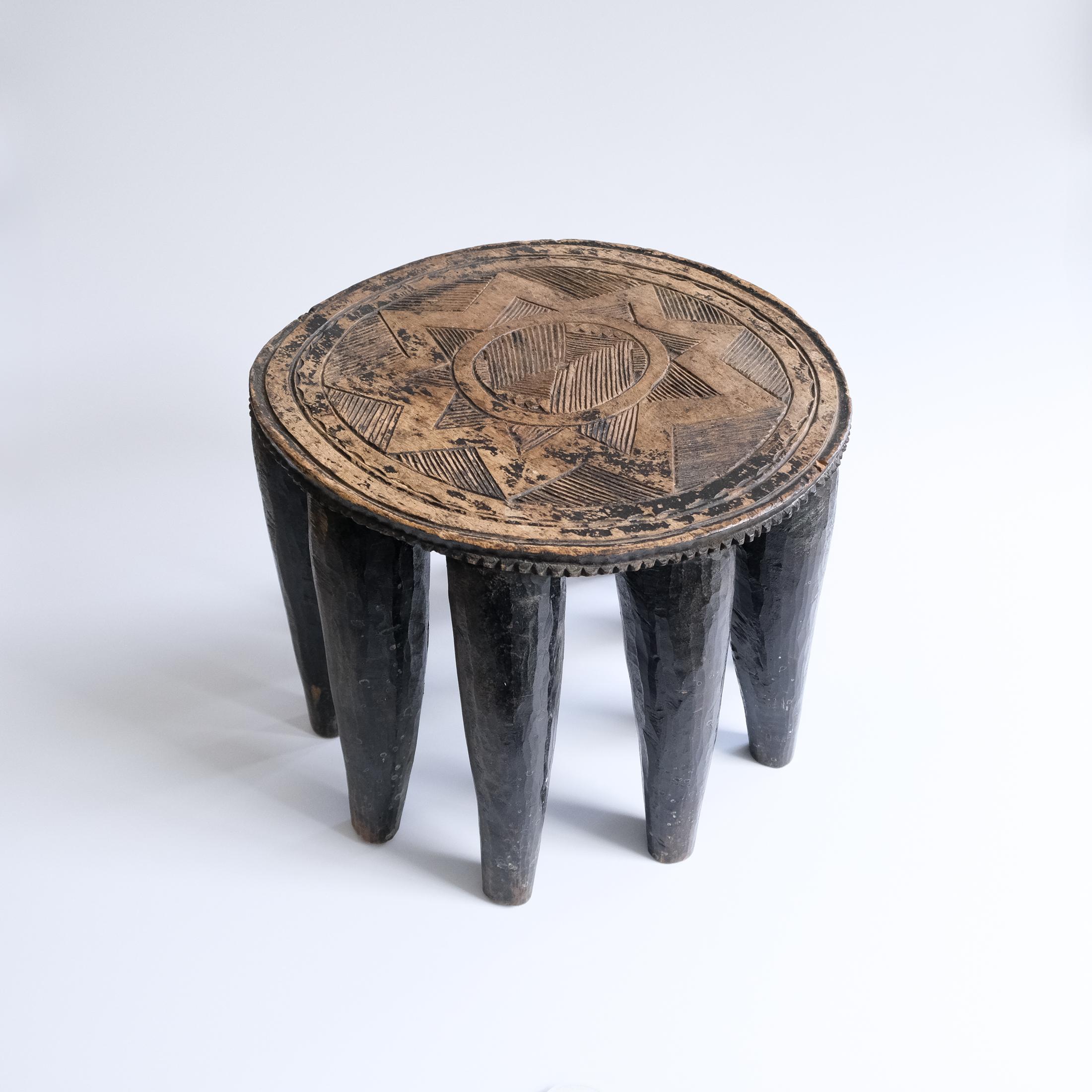 Tabouret ou table africaine à dix pieds Nupe du XXe siècle, Nigeria c.1950s en vente 10