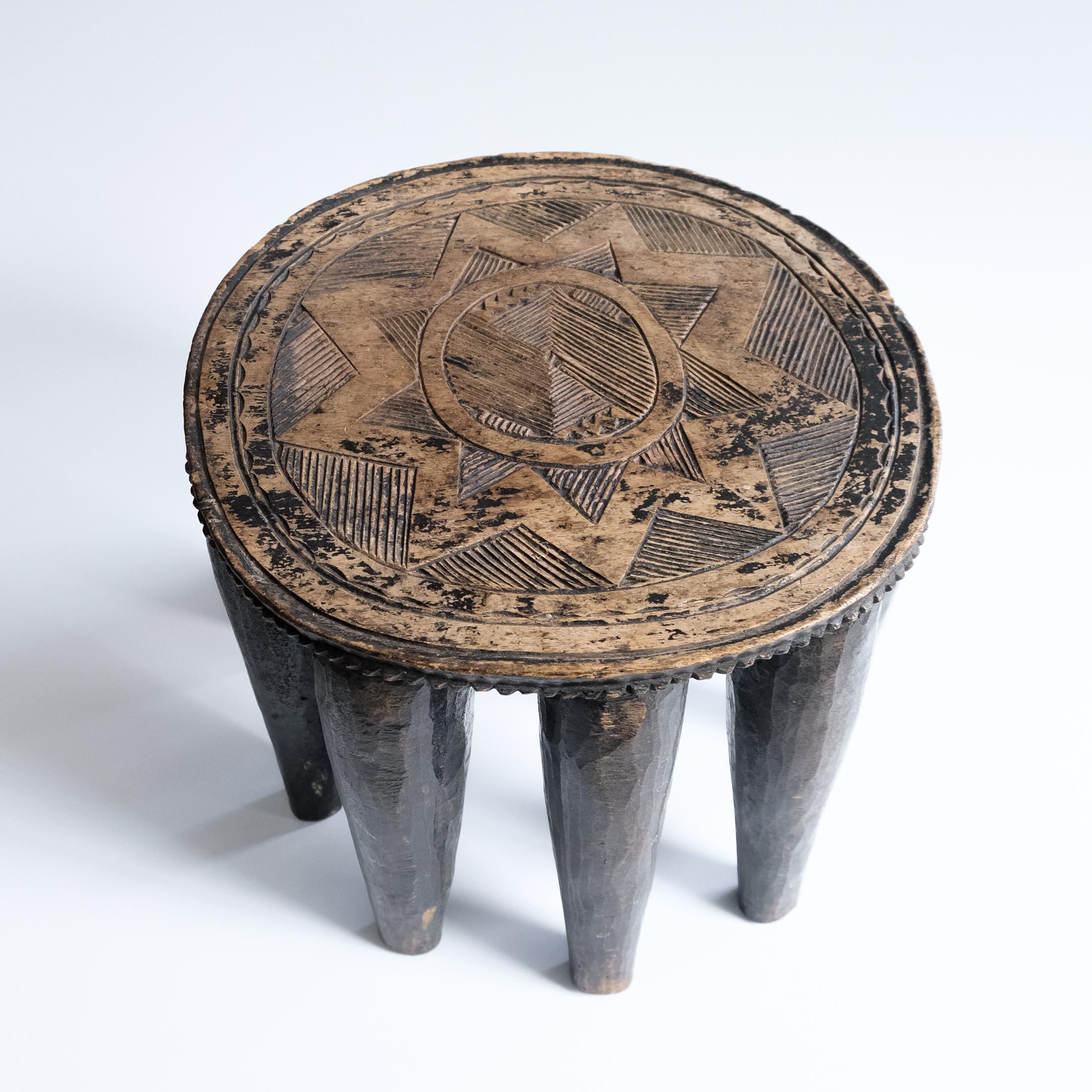 Tribal Tabouret ou table africaine à dix pieds Nupe du XXe siècle, Nigeria c.1950s en vente