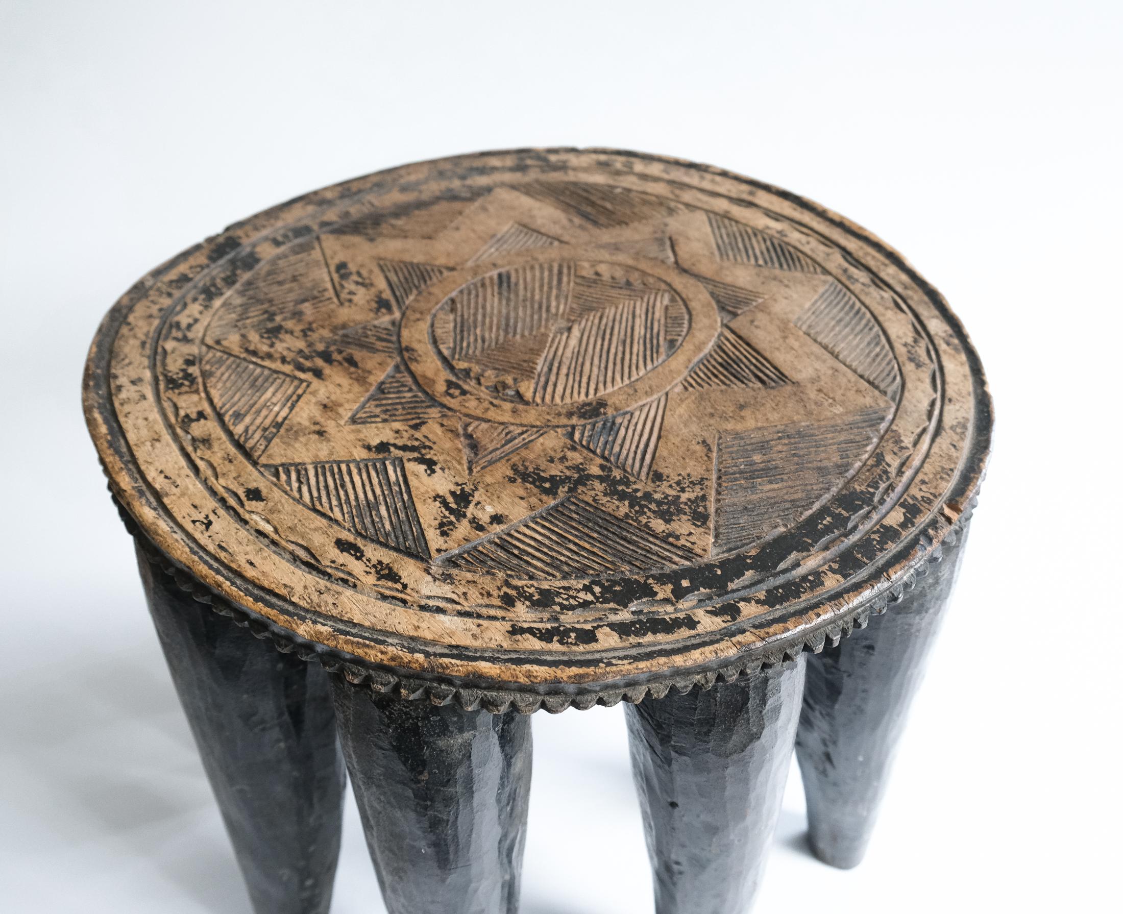 Sculpté à la main Tabouret ou table africaine à dix pieds Nupe du XXe siècle, Nigeria c.1950s en vente