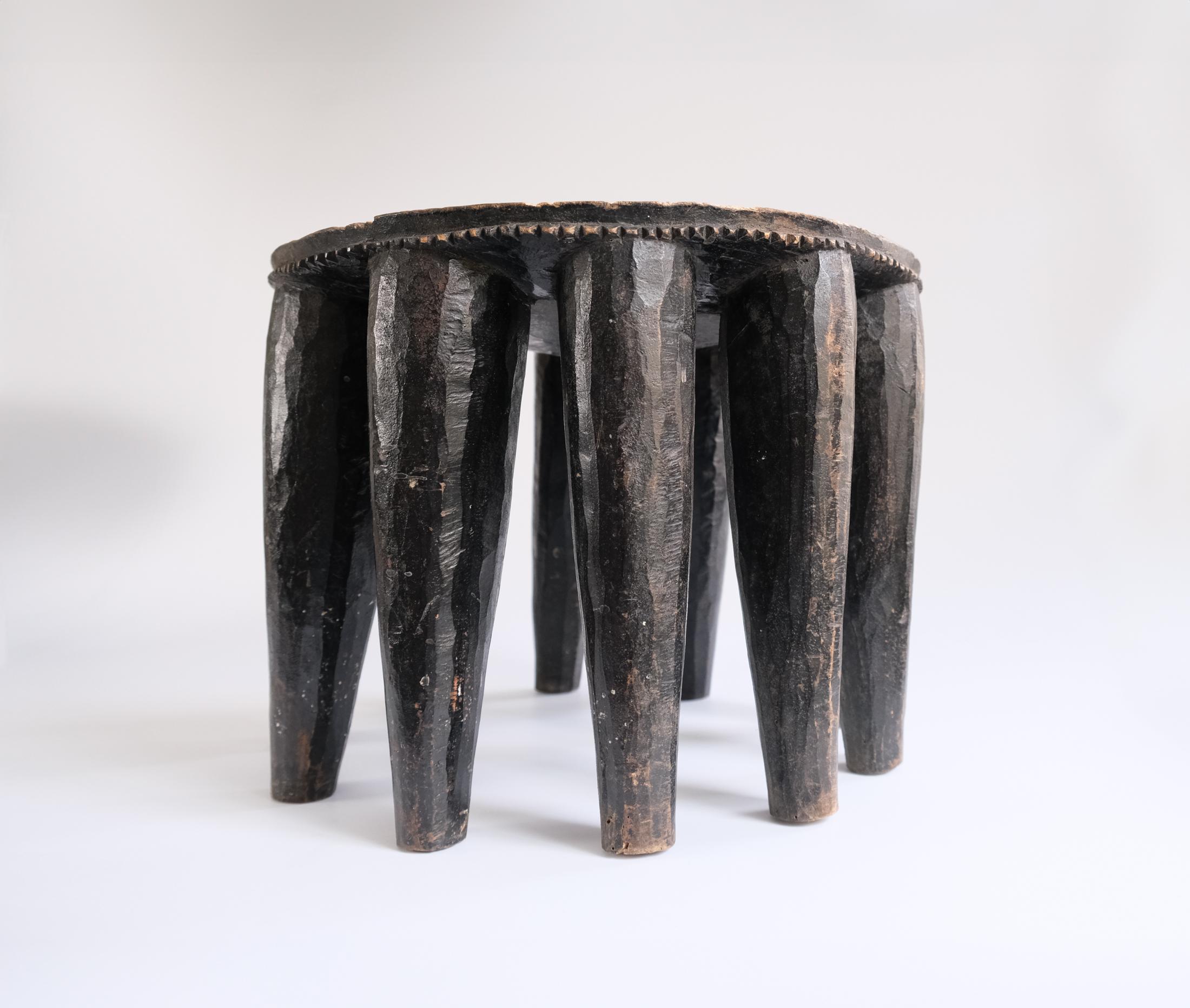 Tabouret ou table africaine à dix pieds Nupe du XXe siècle, Nigeria c.1950s Bon état - En vente à London, GB