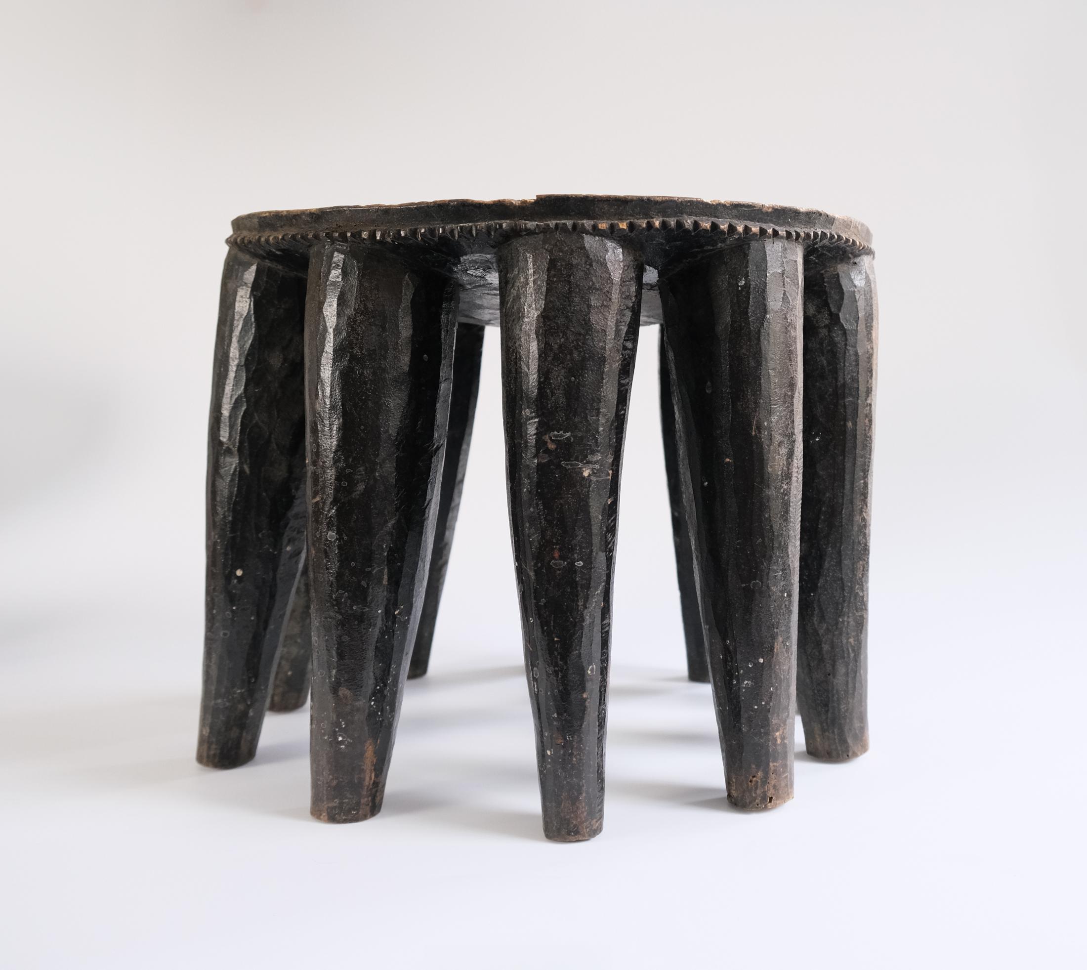20ième siècle Tabouret ou table africaine à dix pieds Nupe du XXe siècle, Nigeria c.1950s en vente