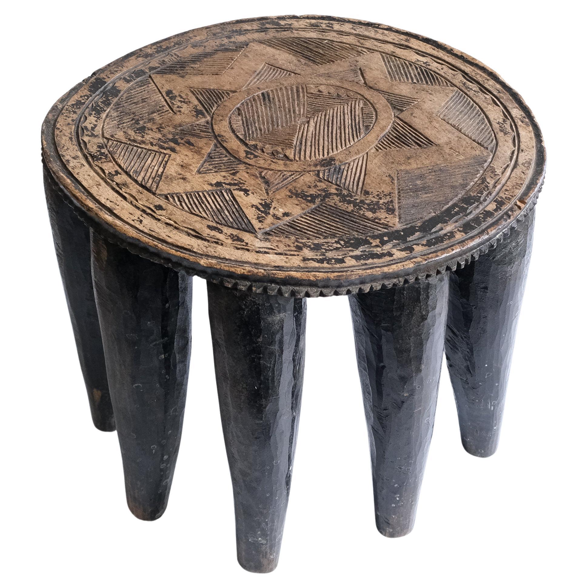 Sgabello o tavolo africano a dieci gambe Nupe del XX secolo, Nigeria, 1950 ca.