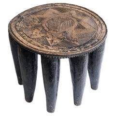 Taburete o mesa nupe africana de diez patas del siglo XX, Nigeria c.1950