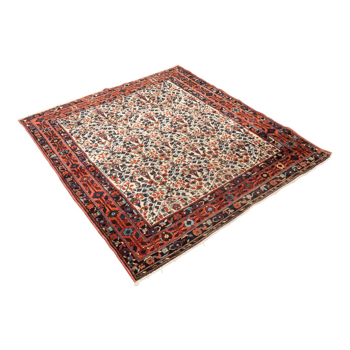 20th Century. Afshar Design Rug. circa 1930. 1.55 x 1.35 m In Excellent Condition For Sale In MADRID, ES