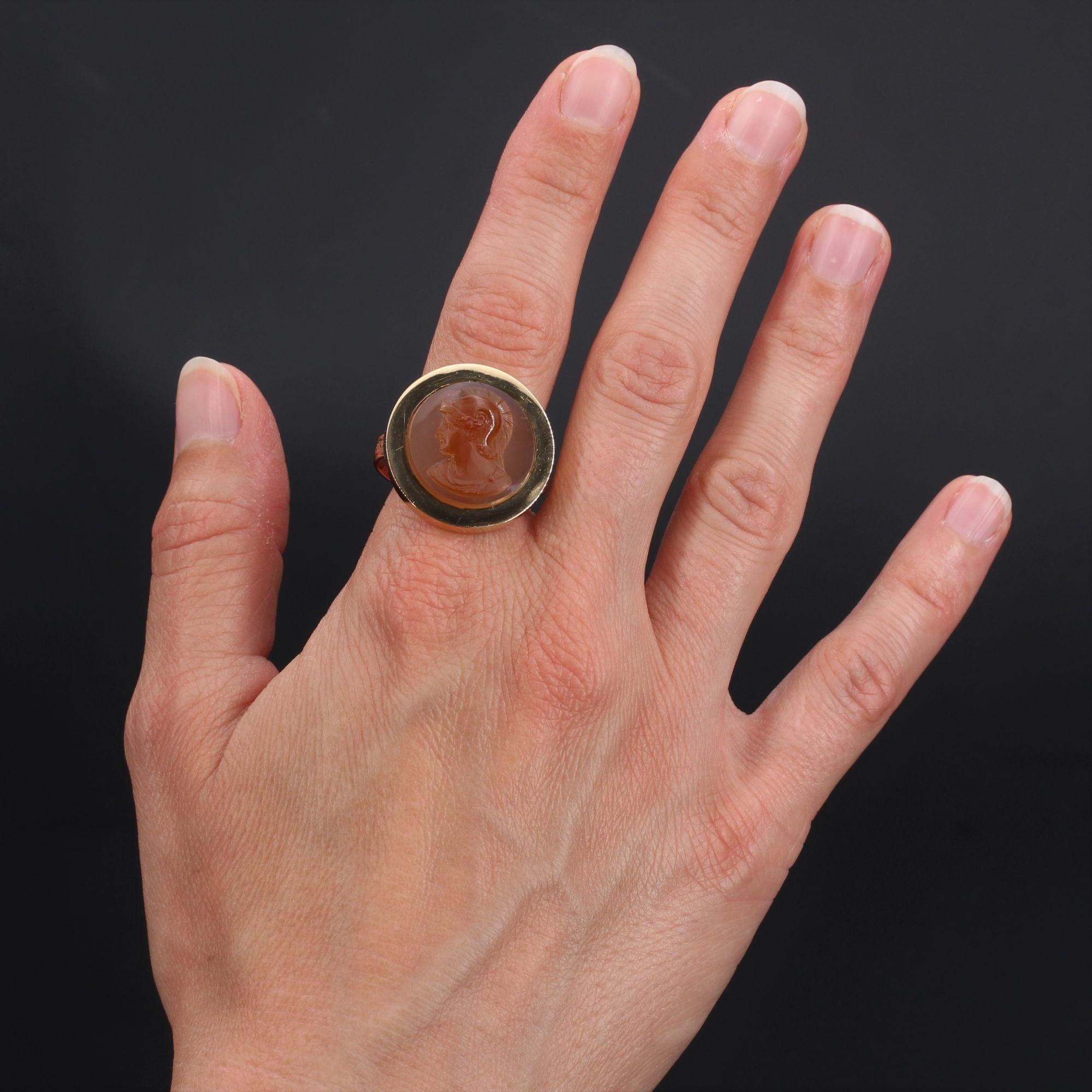 Ring in 18 karat rose gold, owl hallmark.
Important antique ring, of round shape, it is decorated with a cameo on agate representing the profile of a warrior helmeted in broad closed setting. The ring is chiseled.
Diameter : 24 mm approximately,