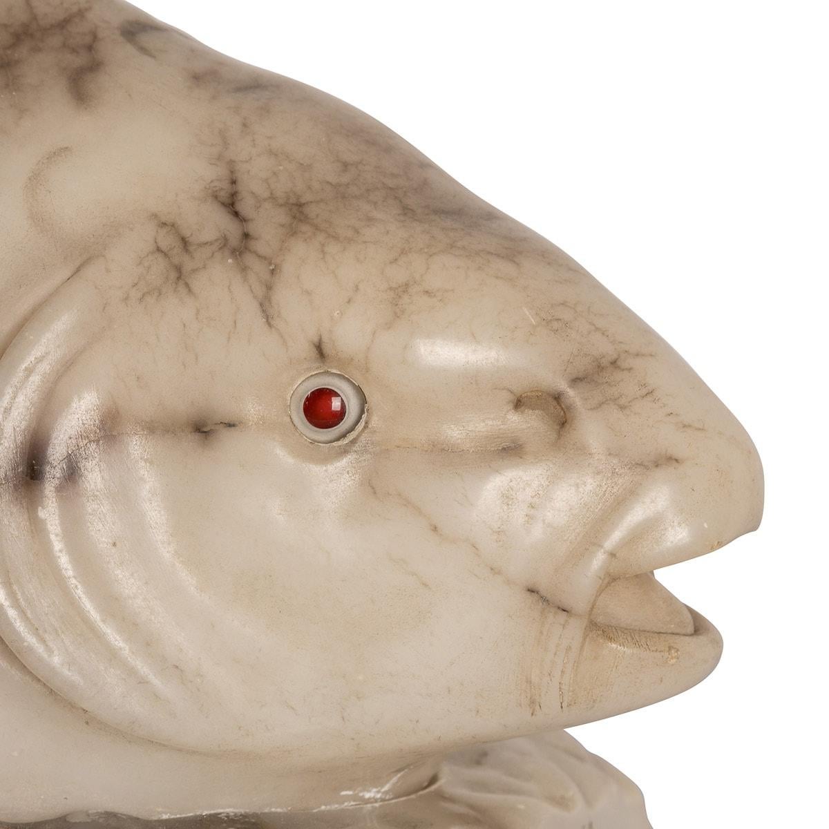 Geschnitzte Fischlampe aus Alabaster des 20. Jahrhunderts im Angebot 3
