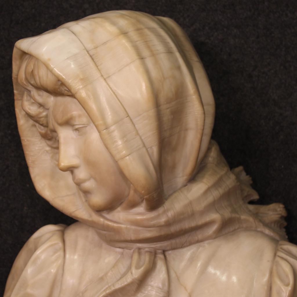 Italienische Alabaster-Skulptur eines Mädchens aus dem 20. Jahrhundert mit Marmorsockel, 1930 (Italian) im Angebot