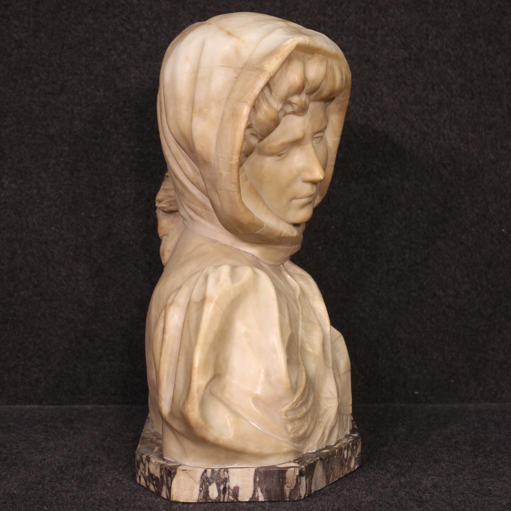 Italienische Alabaster-Skulptur eines Mädchens aus dem 20. Jahrhundert mit Marmorsockel, 1930 im Angebot 1