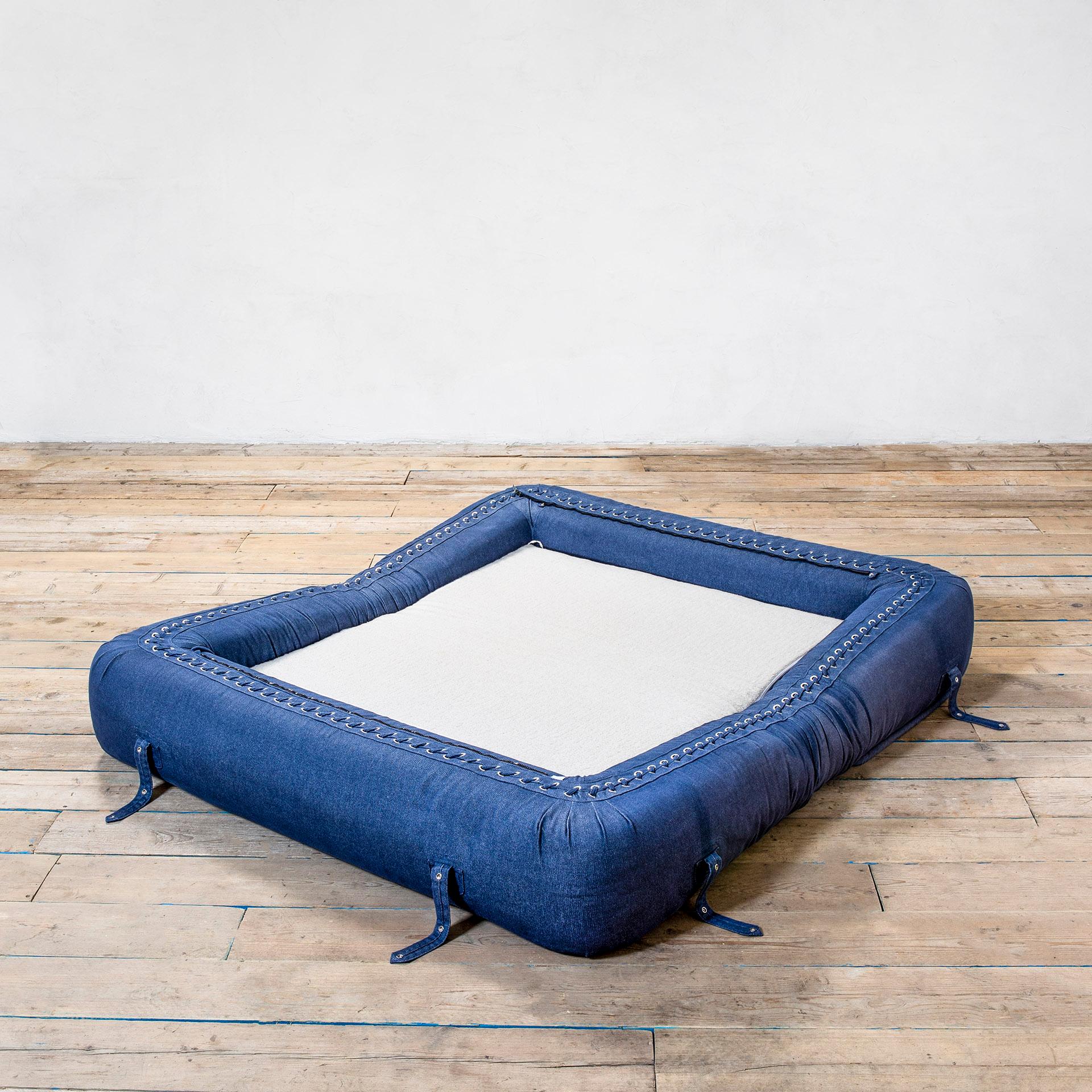 Italian 20th Century Alessandro Becchi Sofa Anfibio for Giovannetti Upholstered in Denim For Sale