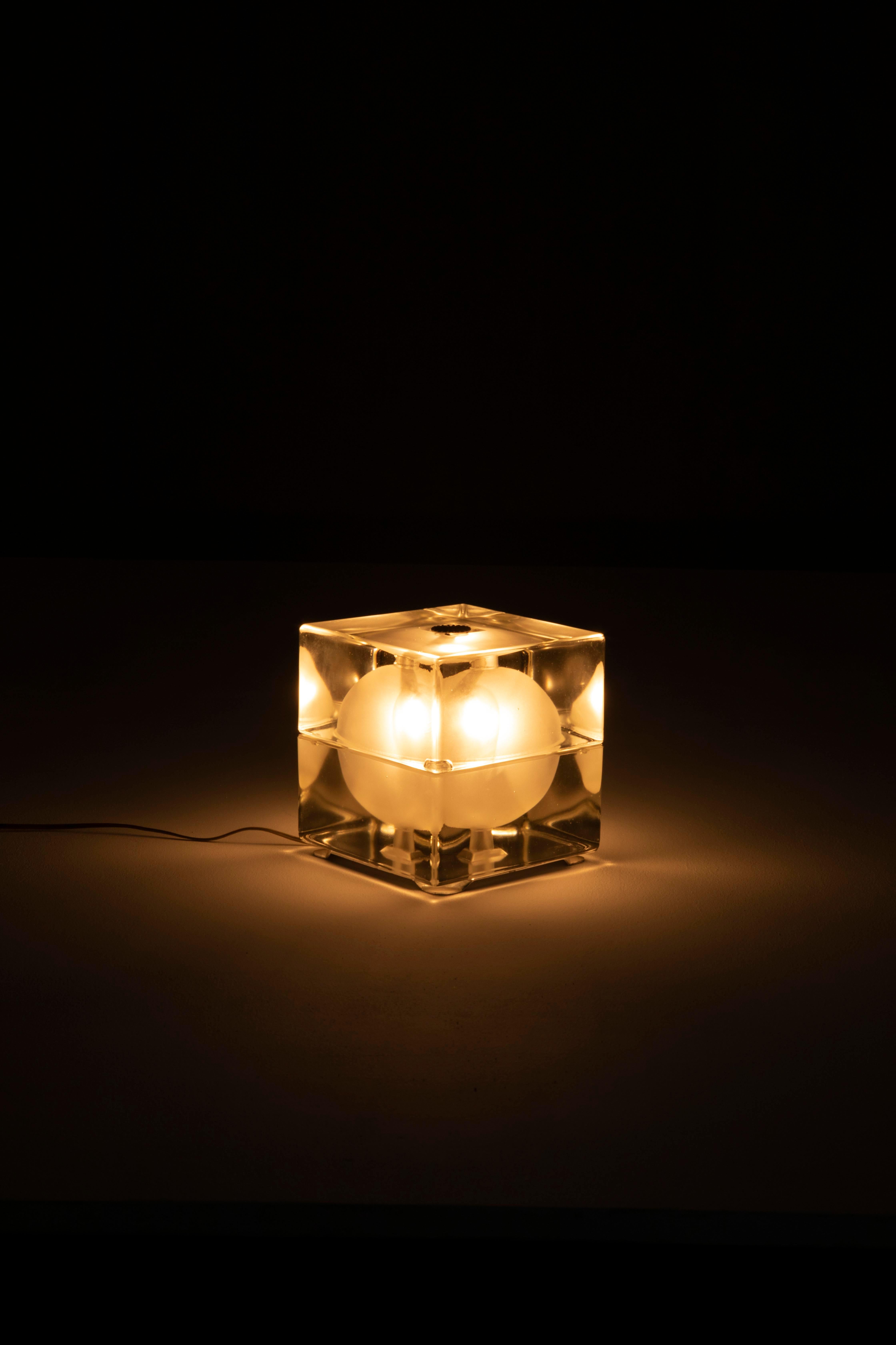 Verre 20e siècle, Alessandro Mendini Lampe de table Fidenza Vetraria Mod. Cubosfera, 60s en vente