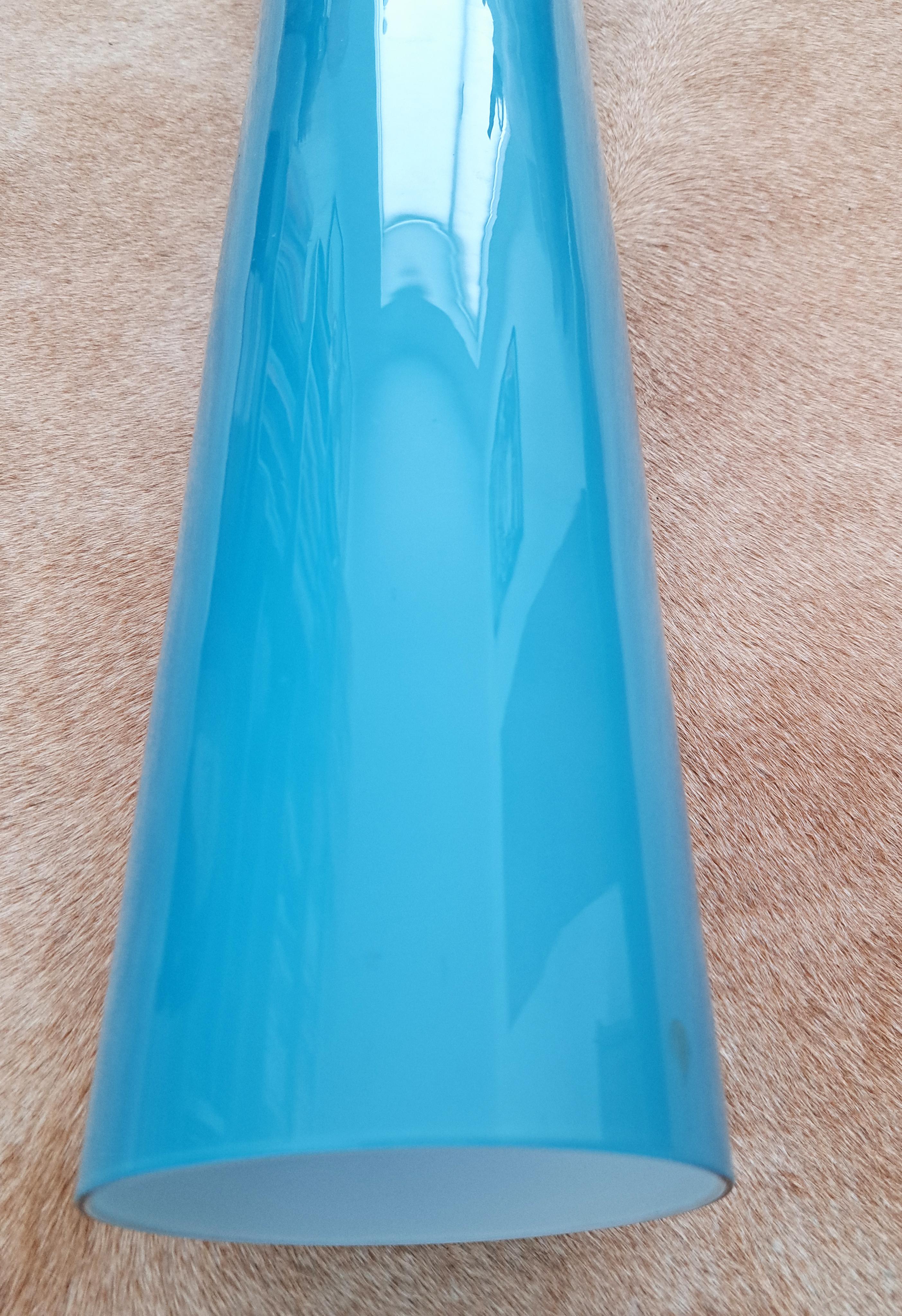 Ciondolo in vetro italiano di Gino Vistosi per Vistosi, anni '60

Un sorprendente pendente in vetro soffiato a mano disegnato da Gino Vistosi in Italia negli anni Sessanta. Questo pezzo elegante è caratterizzato da un esterno blu vivo in contrasto