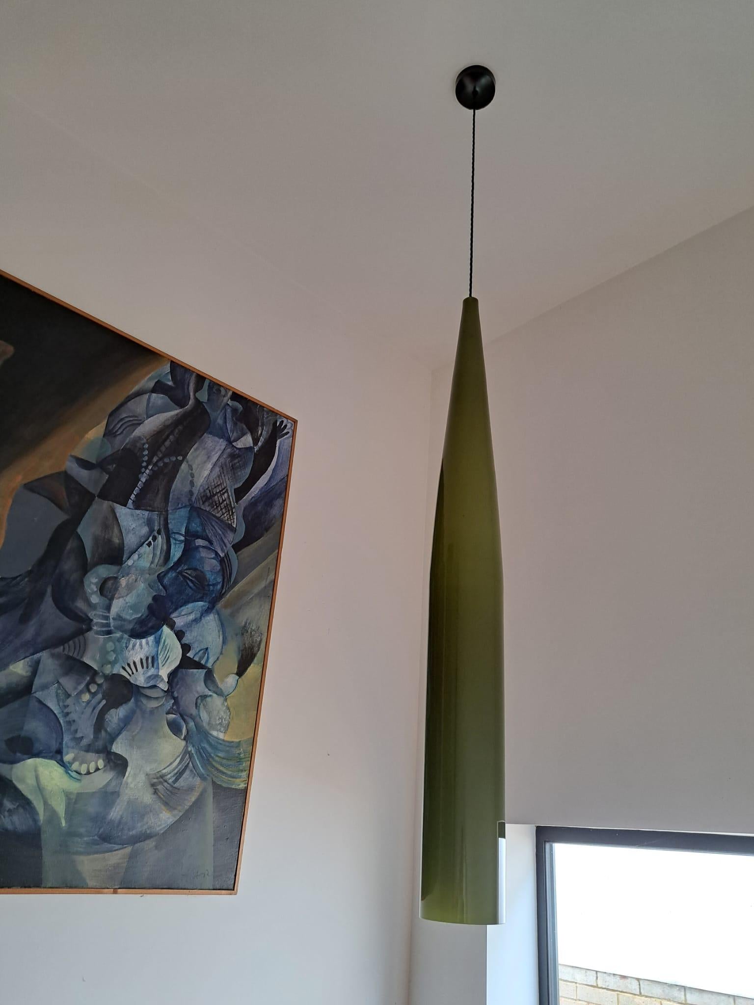 Ciondolo in vetro italiano di Gino Vistosi per Vistosi, anni '60

Un sorprendente pendente in vetro soffiato a mano disegnato da Gino Vistosi in Italia negli anni Sessanta. Questo pezzo elegante è caratterizzato da un esterno blu vivo in contrasto