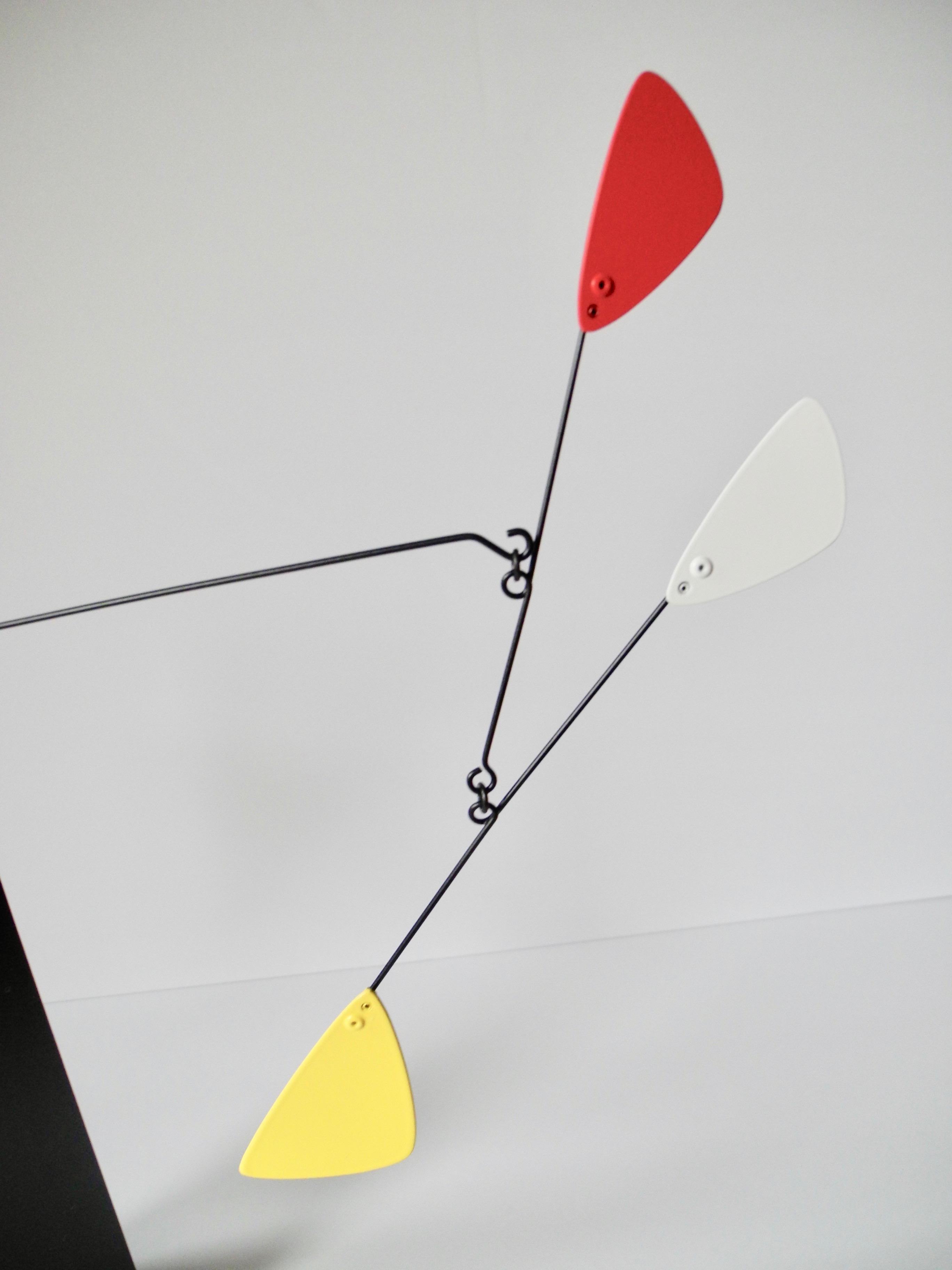 20th Century Alexander Calder Style Standing Kinetic Modern Mobile Sculpture In Excellent Condition In Hudson, NY