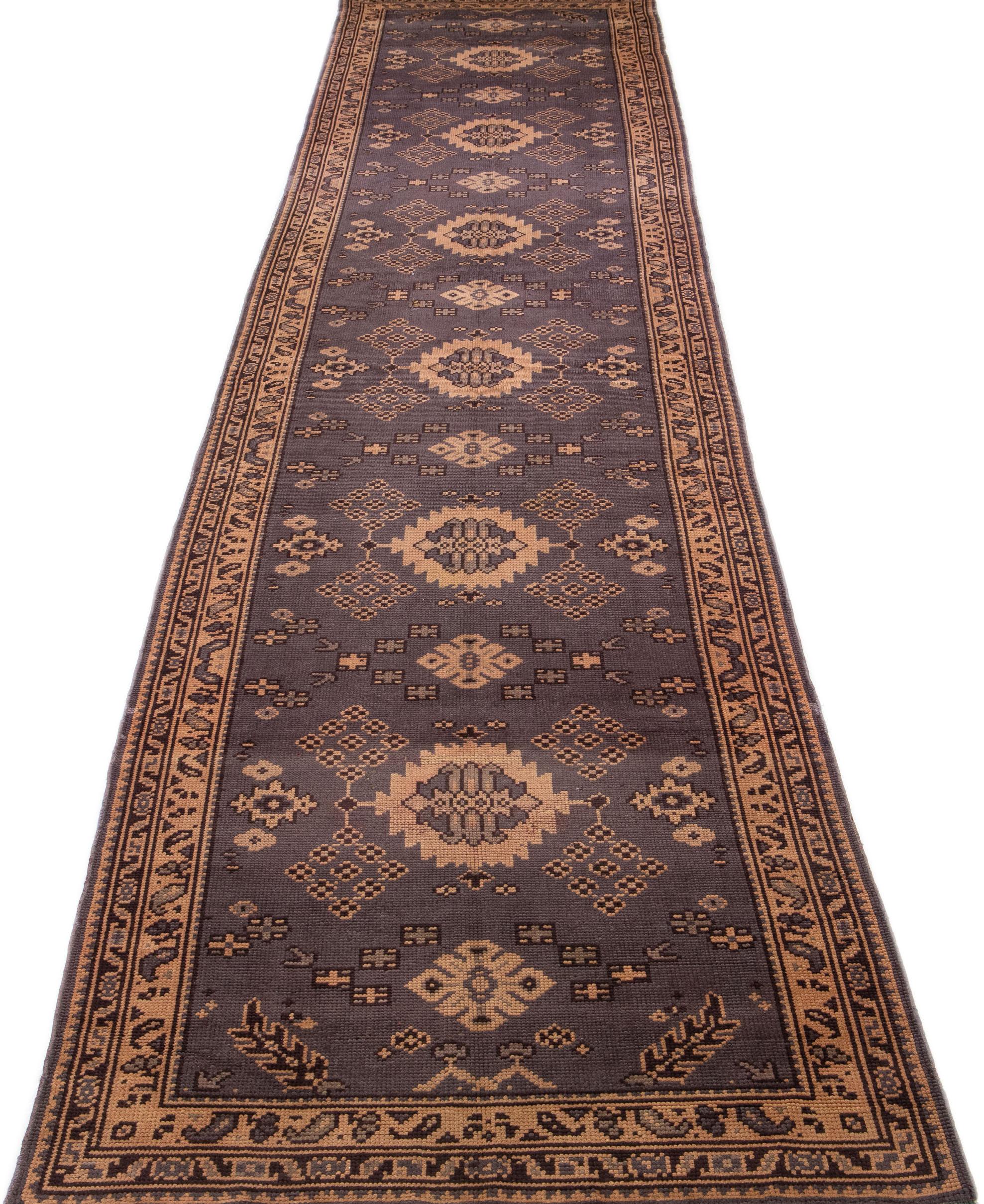 Aggiungi un tocco di eleganza antica all'arredamento della tua casa! Il nostro tappeto turco annodato a mano presenta un bellissimo campo marrone rosato con un disegno all-over.

Questo tappeto misura 5' x 22'10