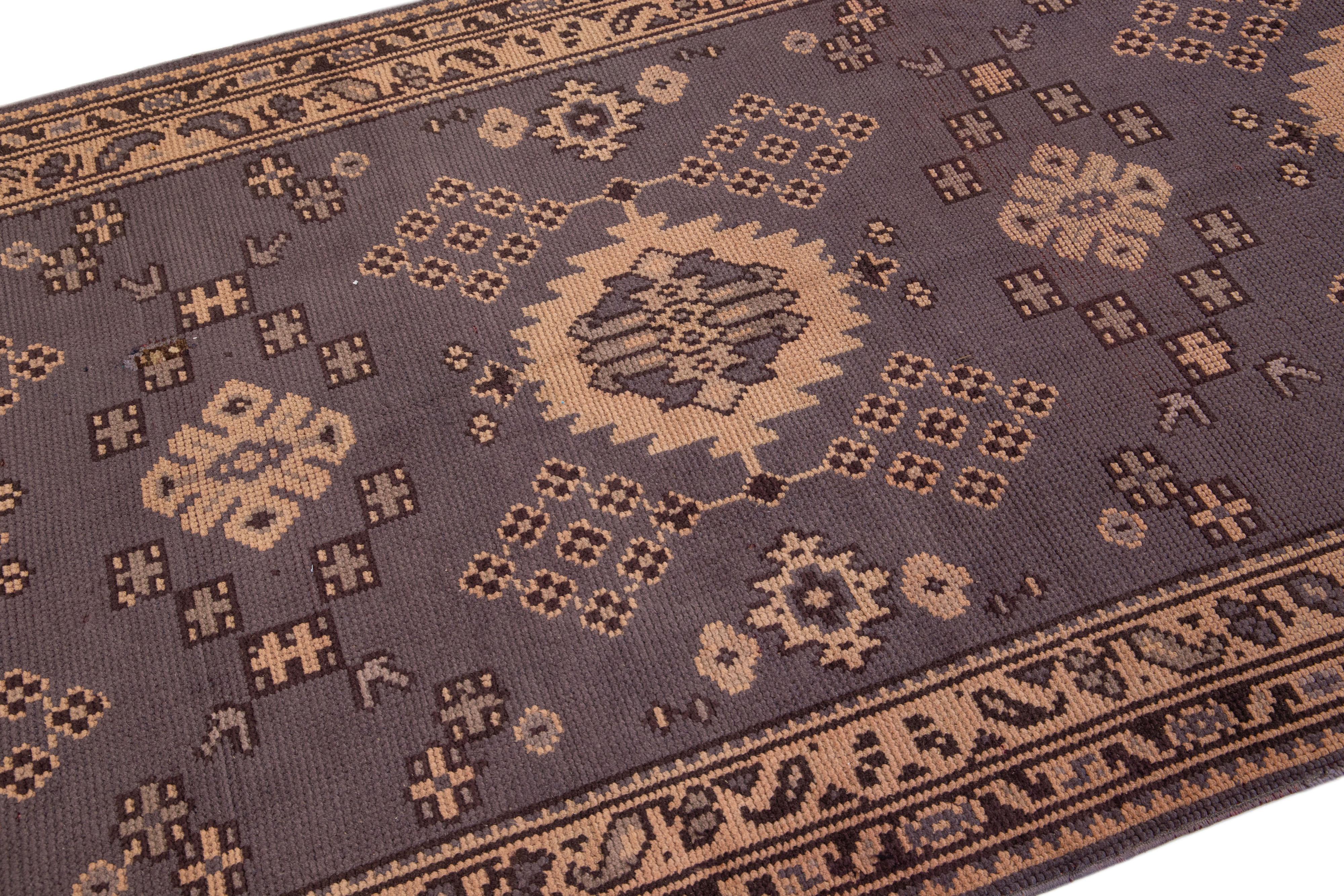 Turco Runner in lana Oushak turco antico del 20° secolo con motivo Allover e colore Roxy Brown in vendita