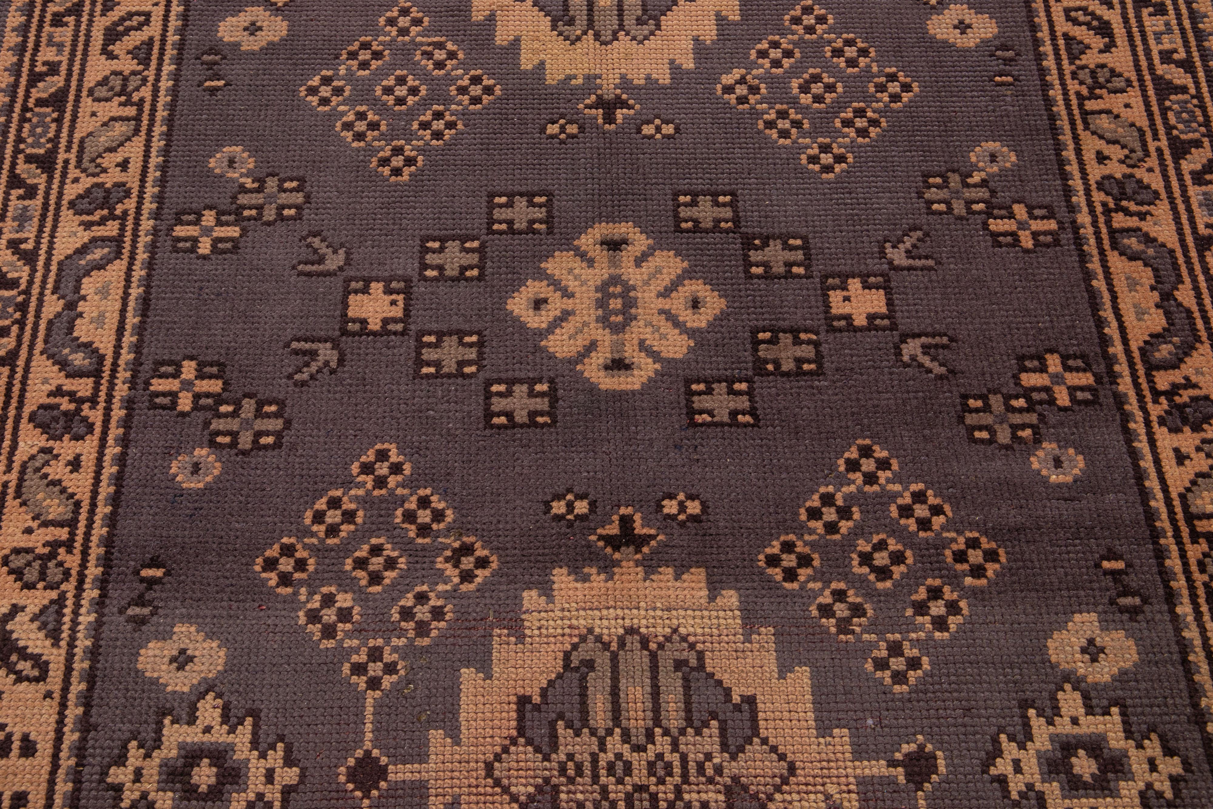 XX secolo Runner in lana Oushak turco antico del 20° secolo con motivo Allover e colore Roxy Brown in vendita