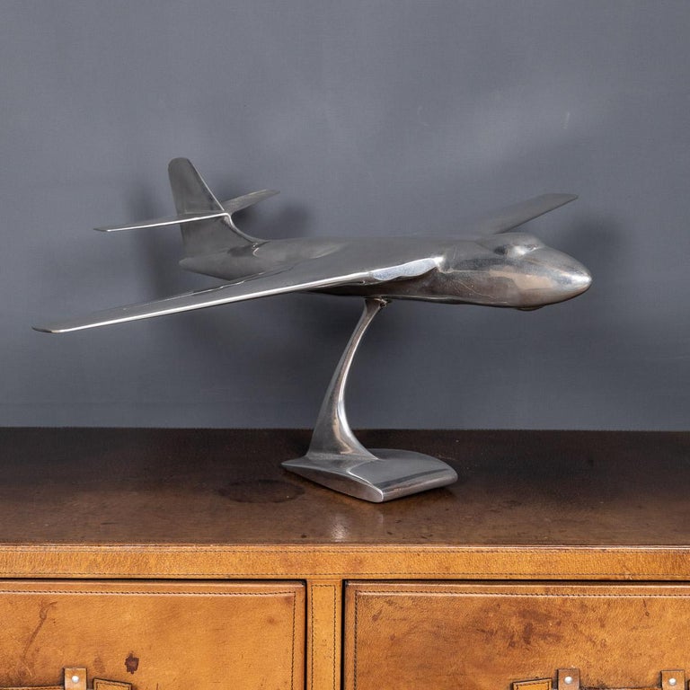 A Stunning 20th century model of an Vickers Valiant 1950 V bomber, made of polished aluminum, standing on an elegant stand. This item makes for a fantastic conversation piece, suitable for any interior, both modern or traditional. 

Measures: