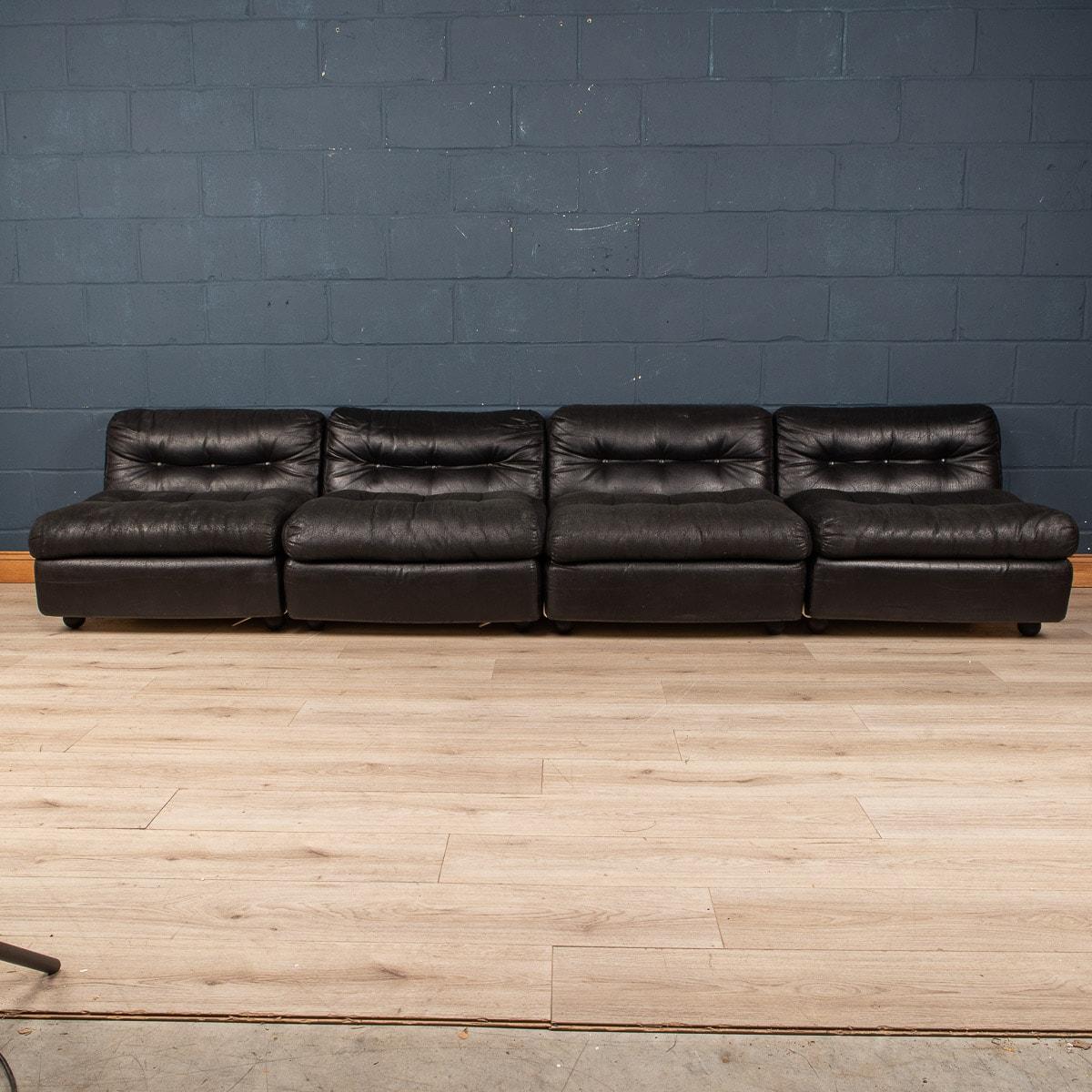 Ein vierteiliges modulares Sofa 