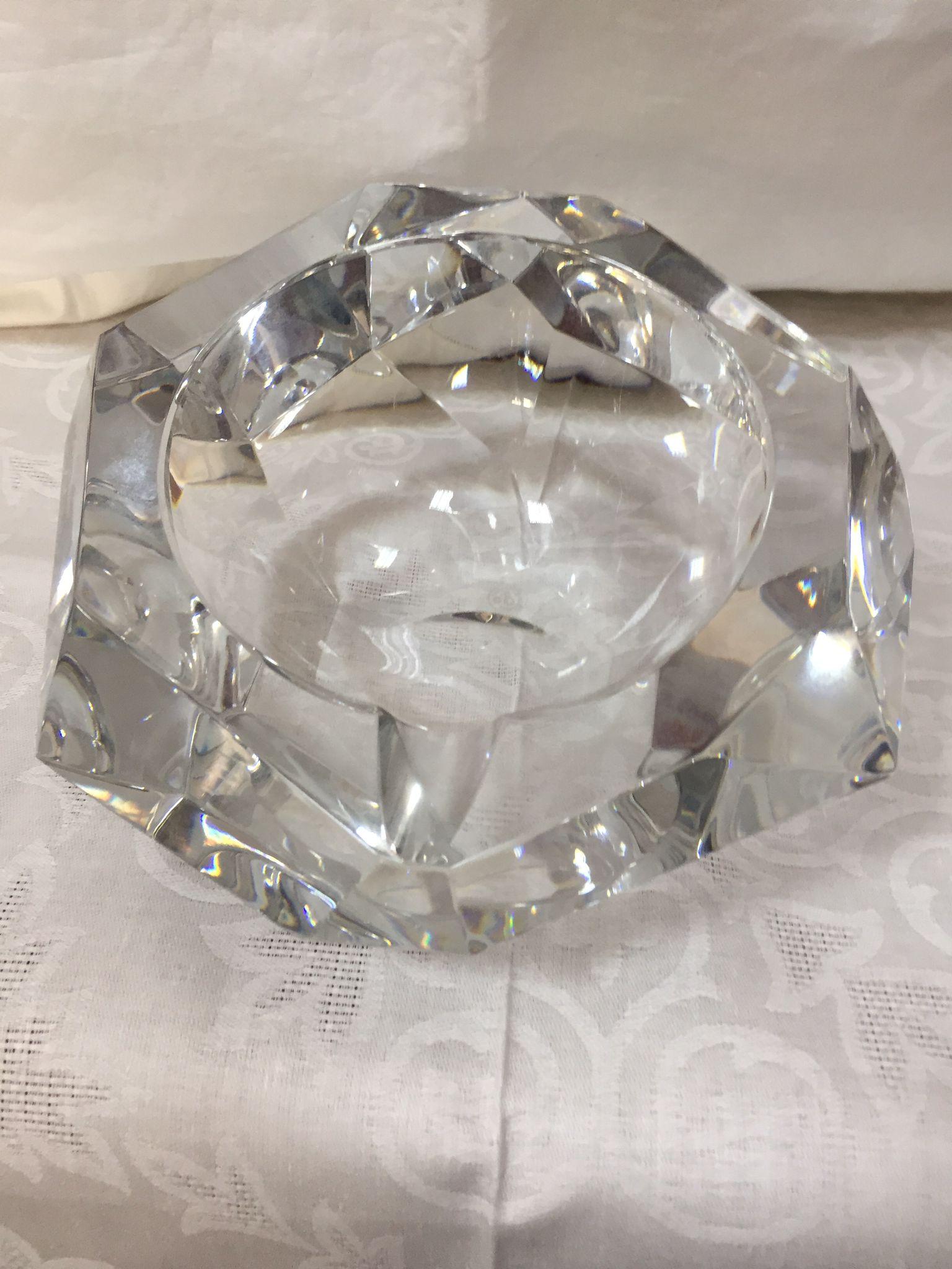 20th century amazing, modern, French Faceted ashtray in Baccarat Crystal.
Precious French faceted crystal ashtray signed Baccarat original label on the bottom.

Excellent Conditions.