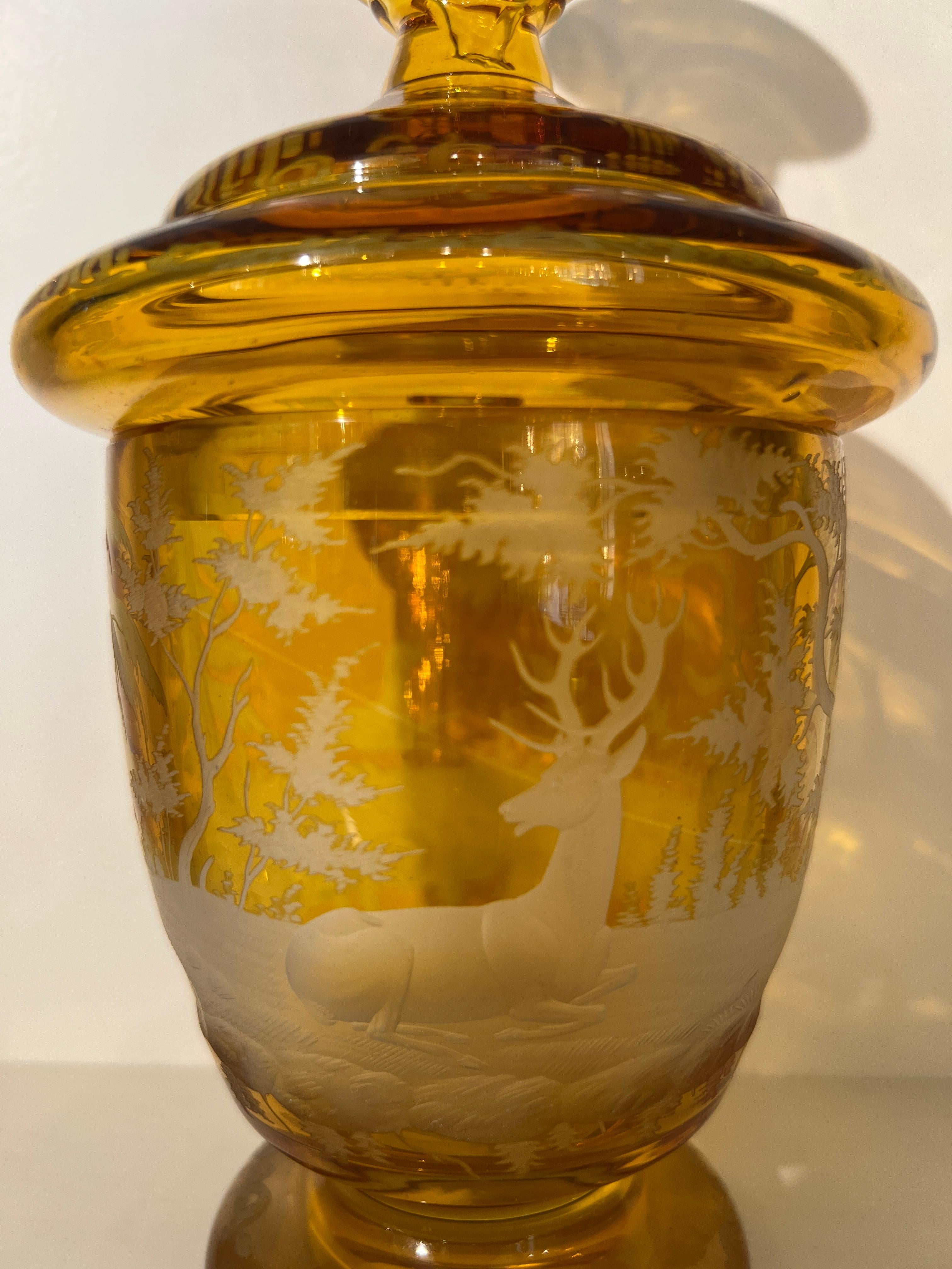 Giallo ambra del XX secolo  Vetro ceco di Boemia In condizioni ottime in vendita a Mt Kisco, NY
