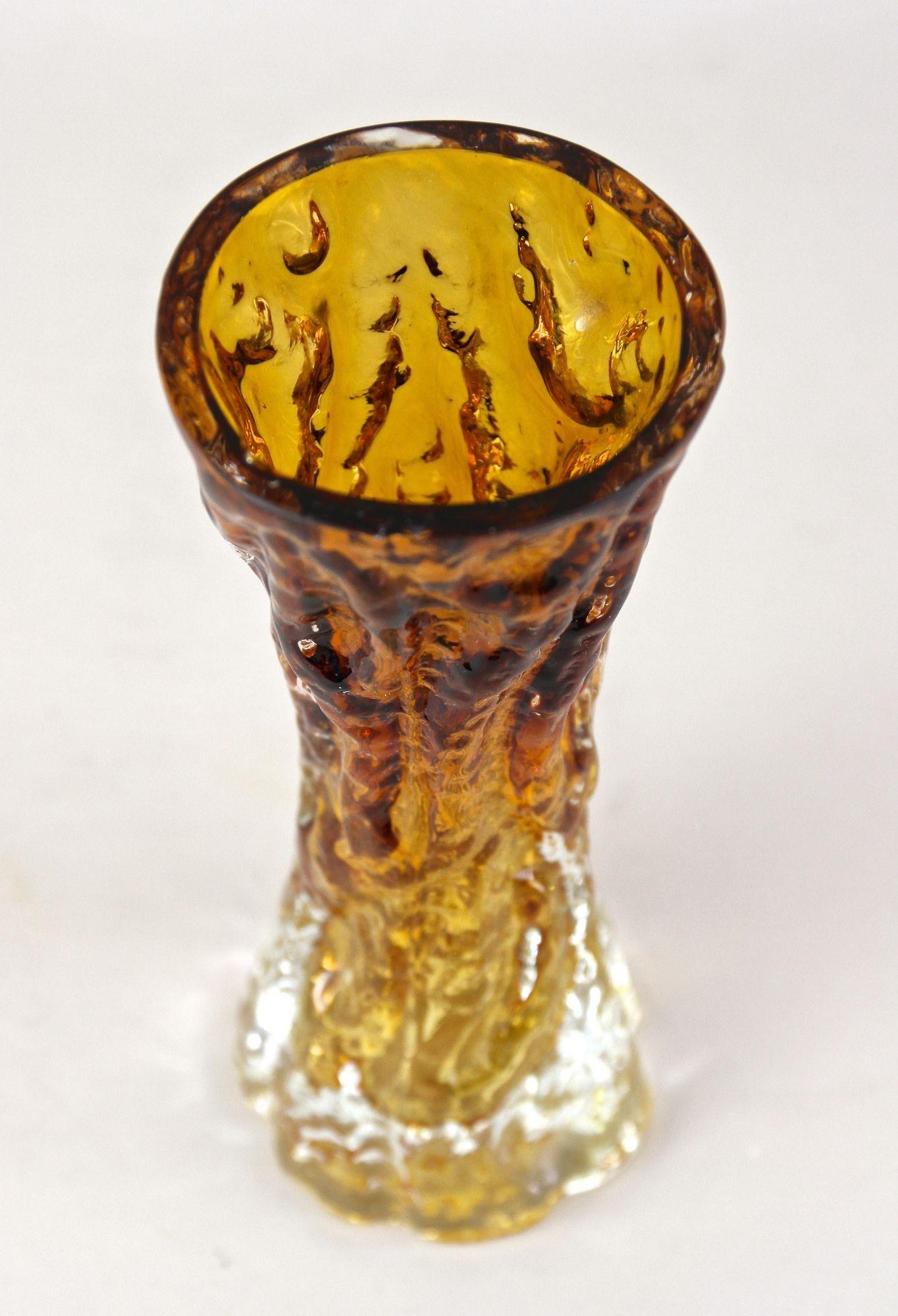 Vase en verre ambré Art déco du 20e siècle, Autriche vers 1920 en vente 8