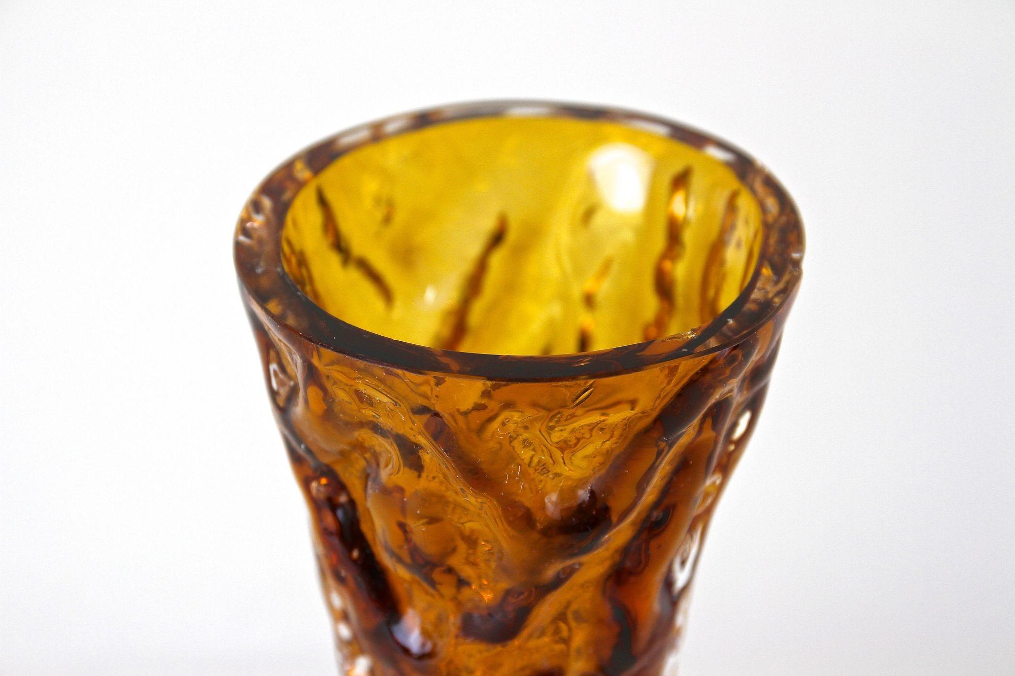 Vase en verre ambré Art déco du 20e siècle, Autriche vers 1920 Bon état - En vente à Lichtenberg, AT