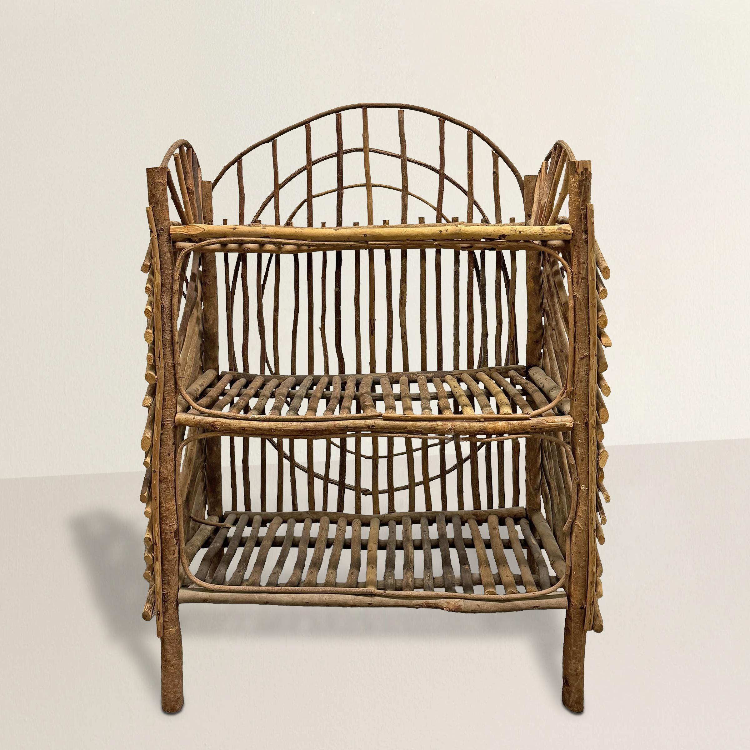 Questo squisito scaffale in stile Adirondack americano del XX secolo è un'accattivante miscela di natura e artigianato, che mette in mostra il fascino unico dei rami di salice disposti in intricate lamelle. Il design è accentuato da grandi cerchi