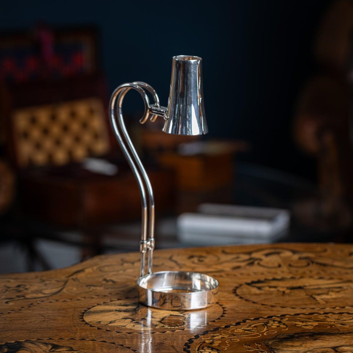 Un portabottiglie in argento massiccio americano del XX secolo di Cartier. A forma arrotondata, con maniglie a perno a doppia voluta. Con il suo elegante design Art Déco, questo accessorio è ancora attuale e non è solo uno strumento pratico, ma