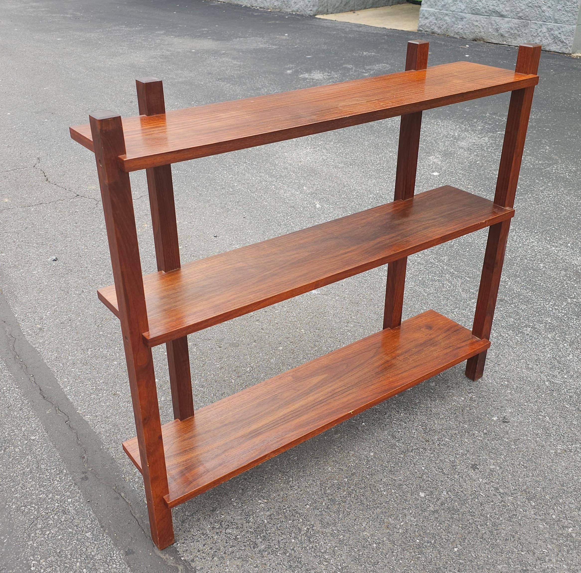 20th Century American Arts and Crafts Solid Mahogany Open Bookcase Etagere For Sale 2