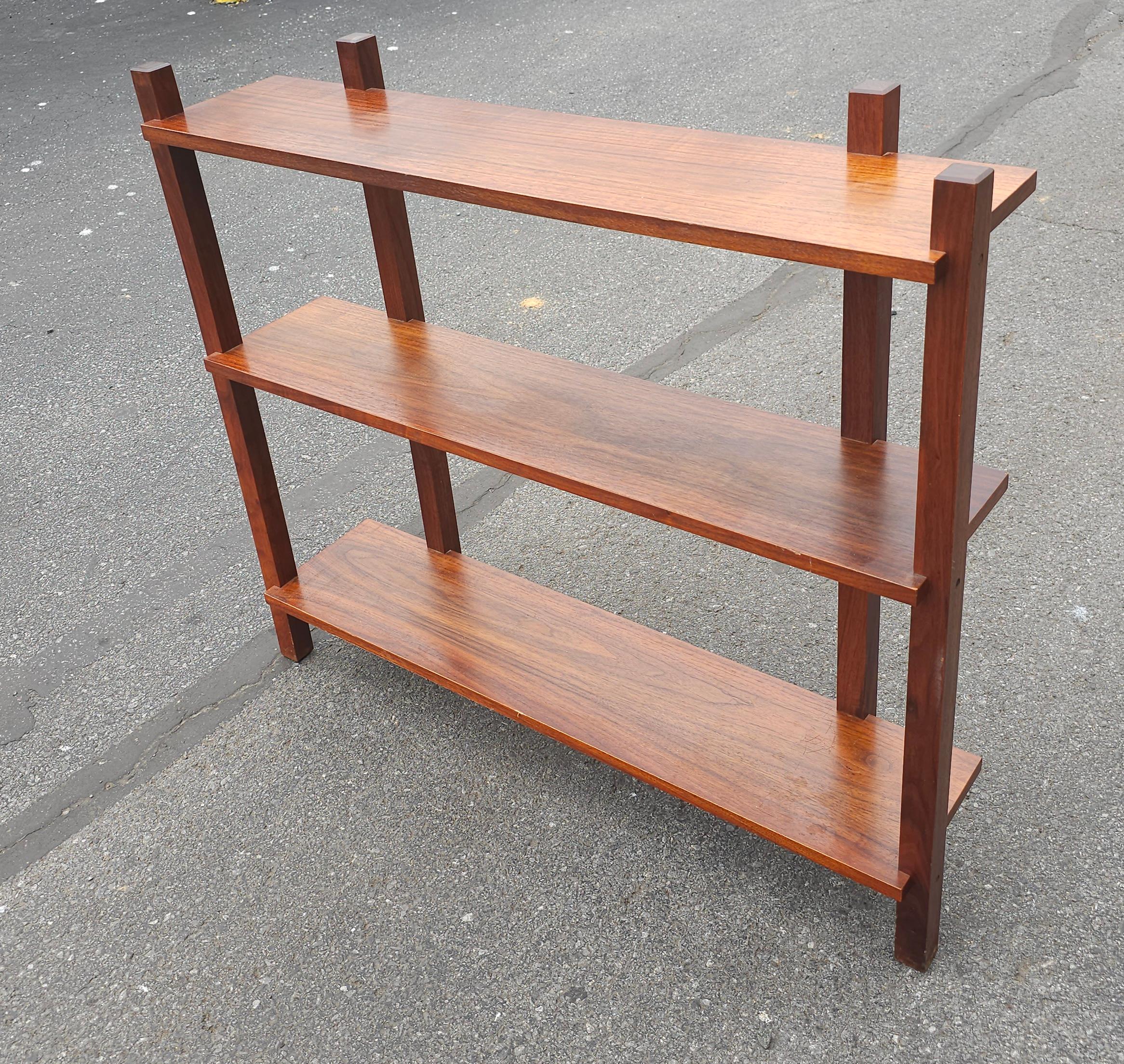 20th Century American Arts and Crafts Solid Mahogany Open Bookcase Etagere For Sale 3