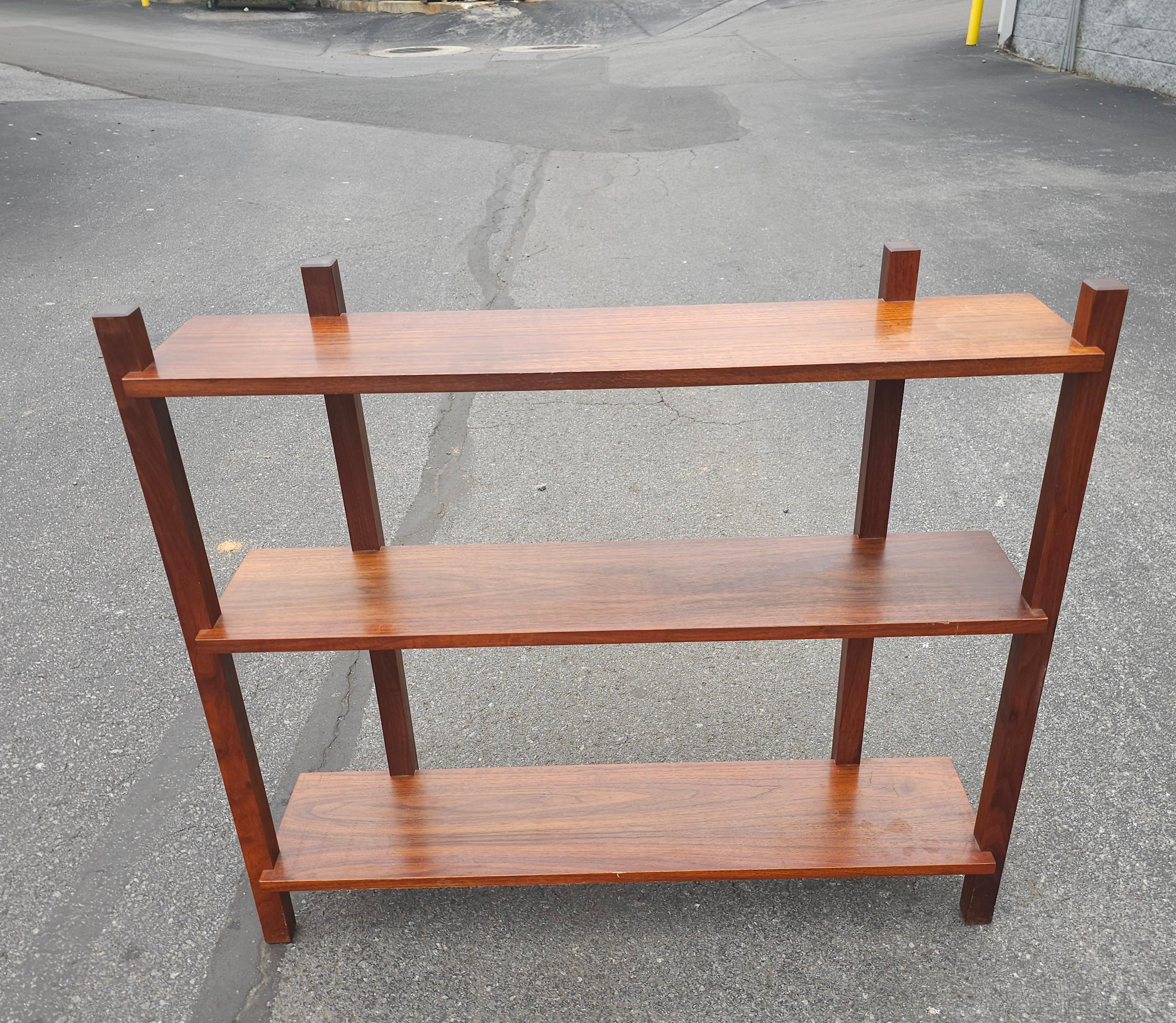 20th Century American Arts and Crafts Solid Mahogany Open Bookcase Etagere For Sale 4