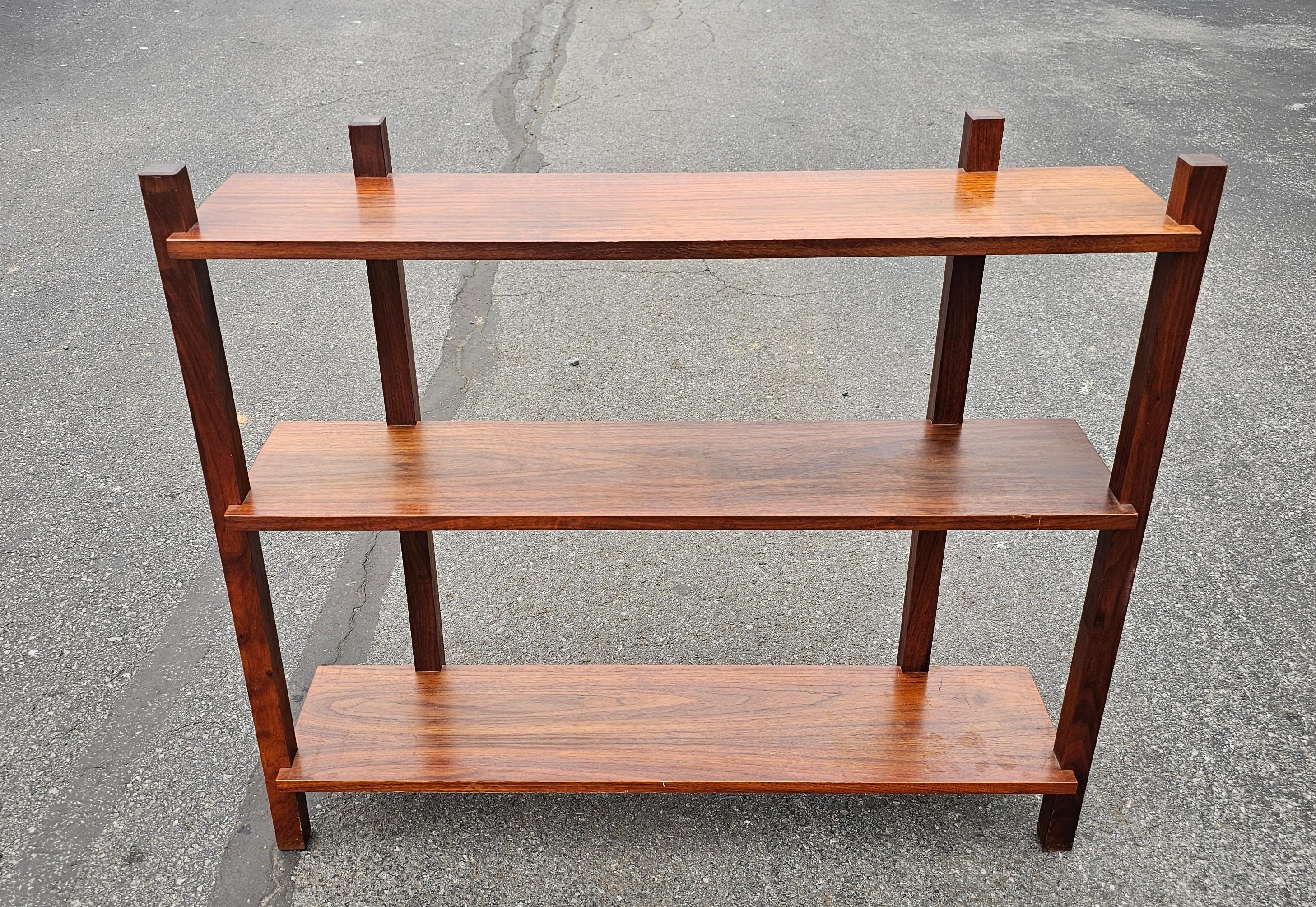 20th Century American Arts and Crafts Solid Mahogany Open Bookcase Etagere For Sale 5