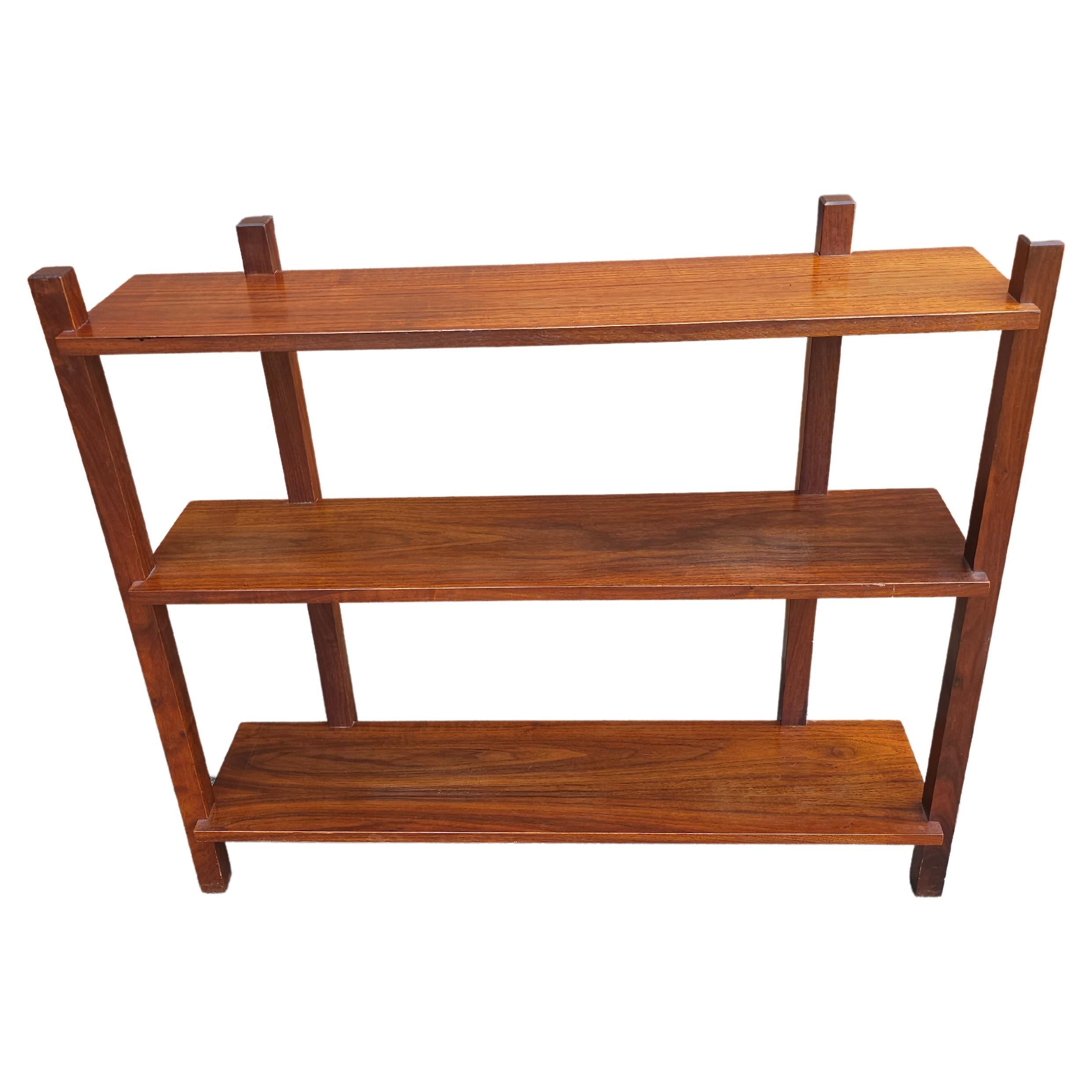 20th Century American Arts and Crafts Solid Mahogany Open Bookcase Etagere For Sale