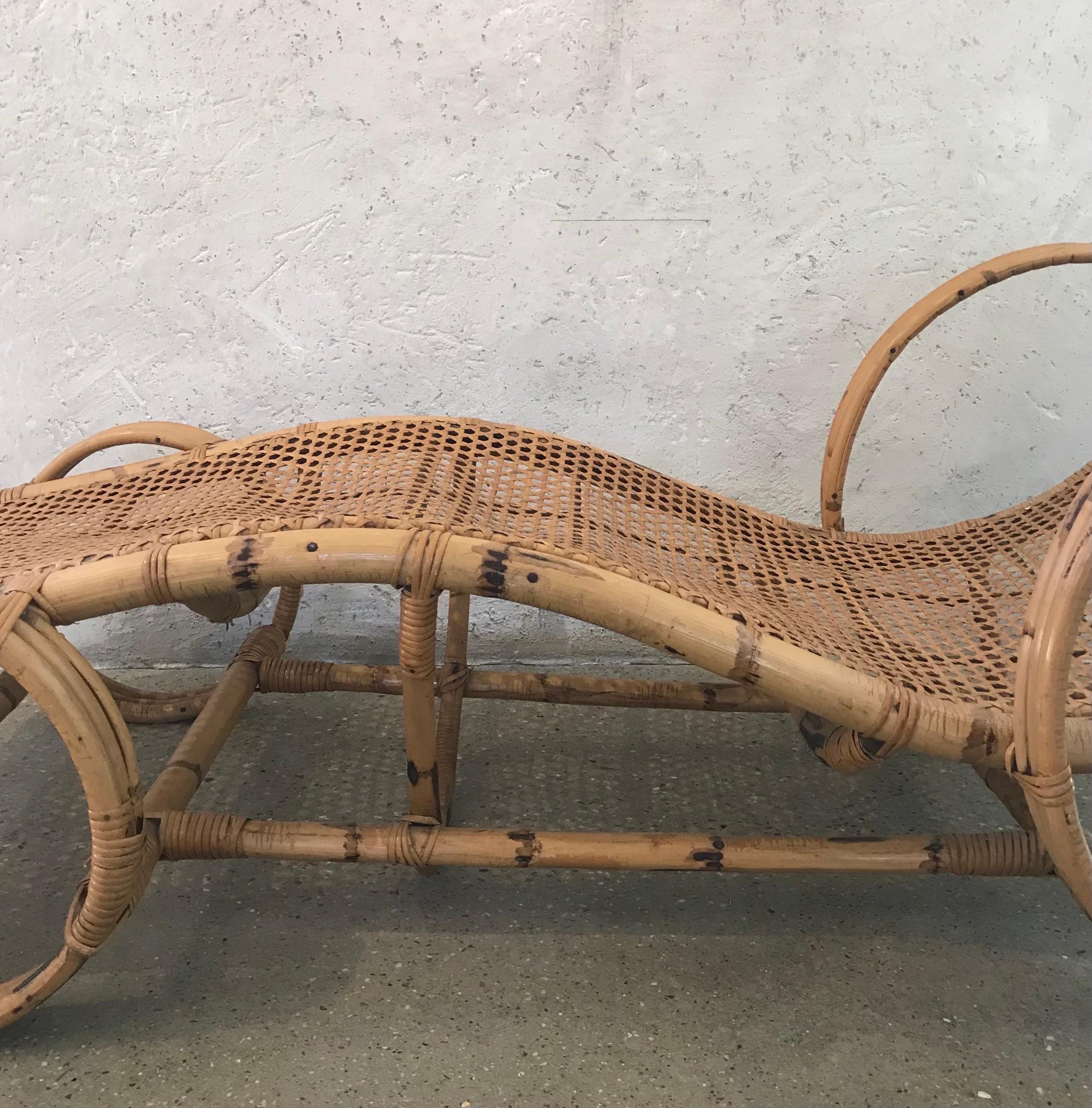 20ième siècle Chaise longue américaine du 20e siècle en bambou et canne en vente