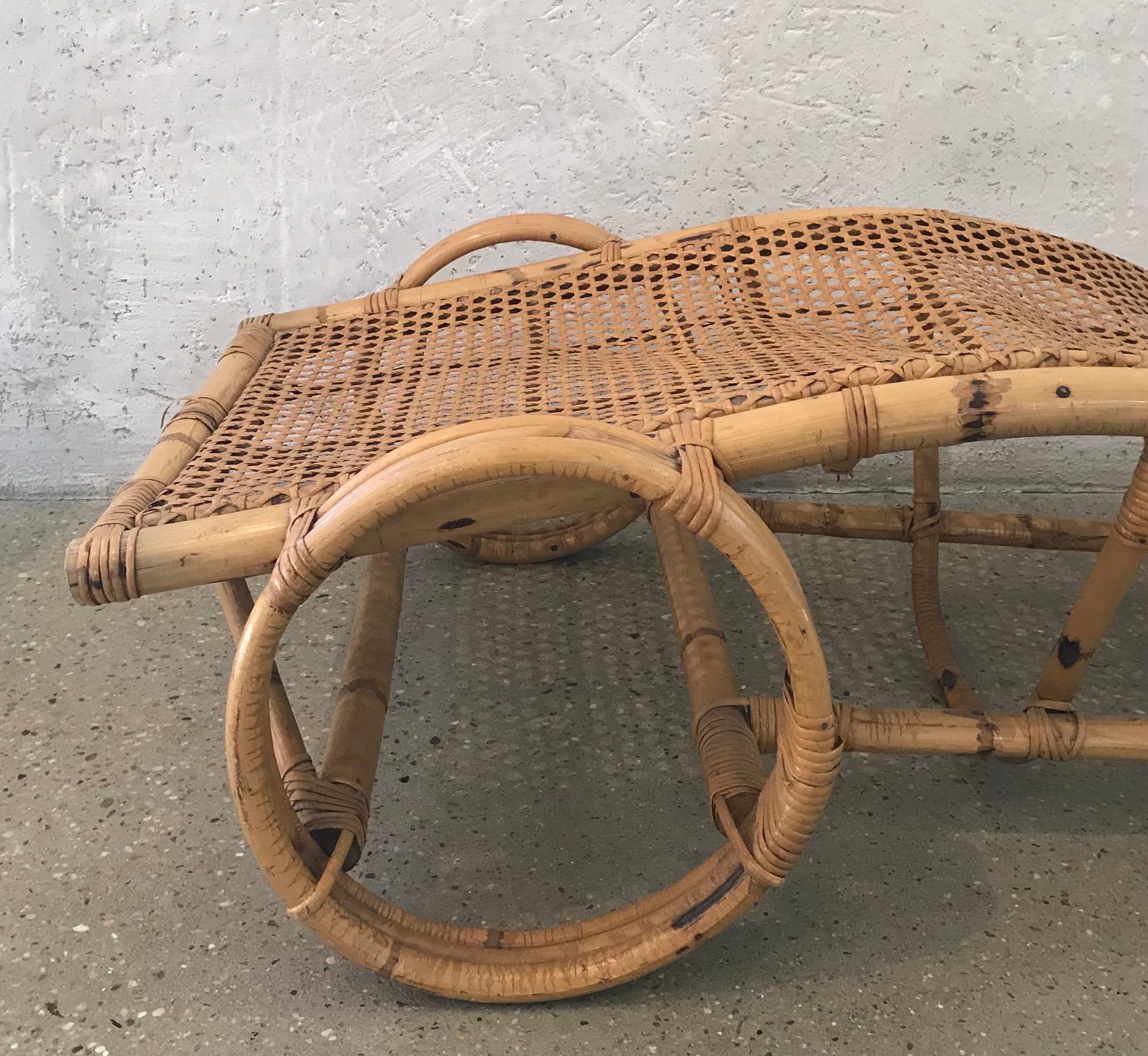Bambou Chaise longue américaine du 20e siècle en bambou et canne en vente