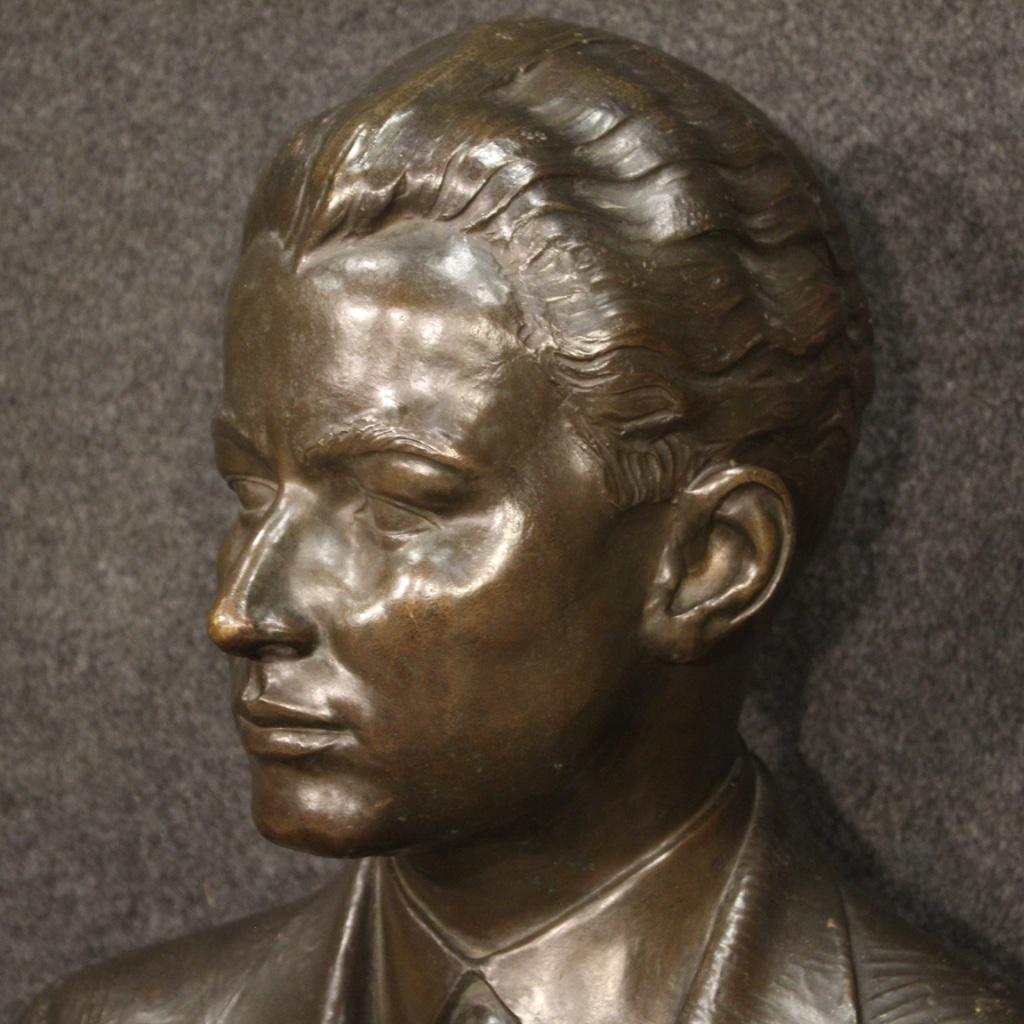American sculpture from the first half of the 20th century. Chiseled bronze work depicting the bust of a gentleman in a suit and tie of excellent quality. Sculpture in beautiful patina, of fabulous decor, adorned with a wooden base (see photo). Work