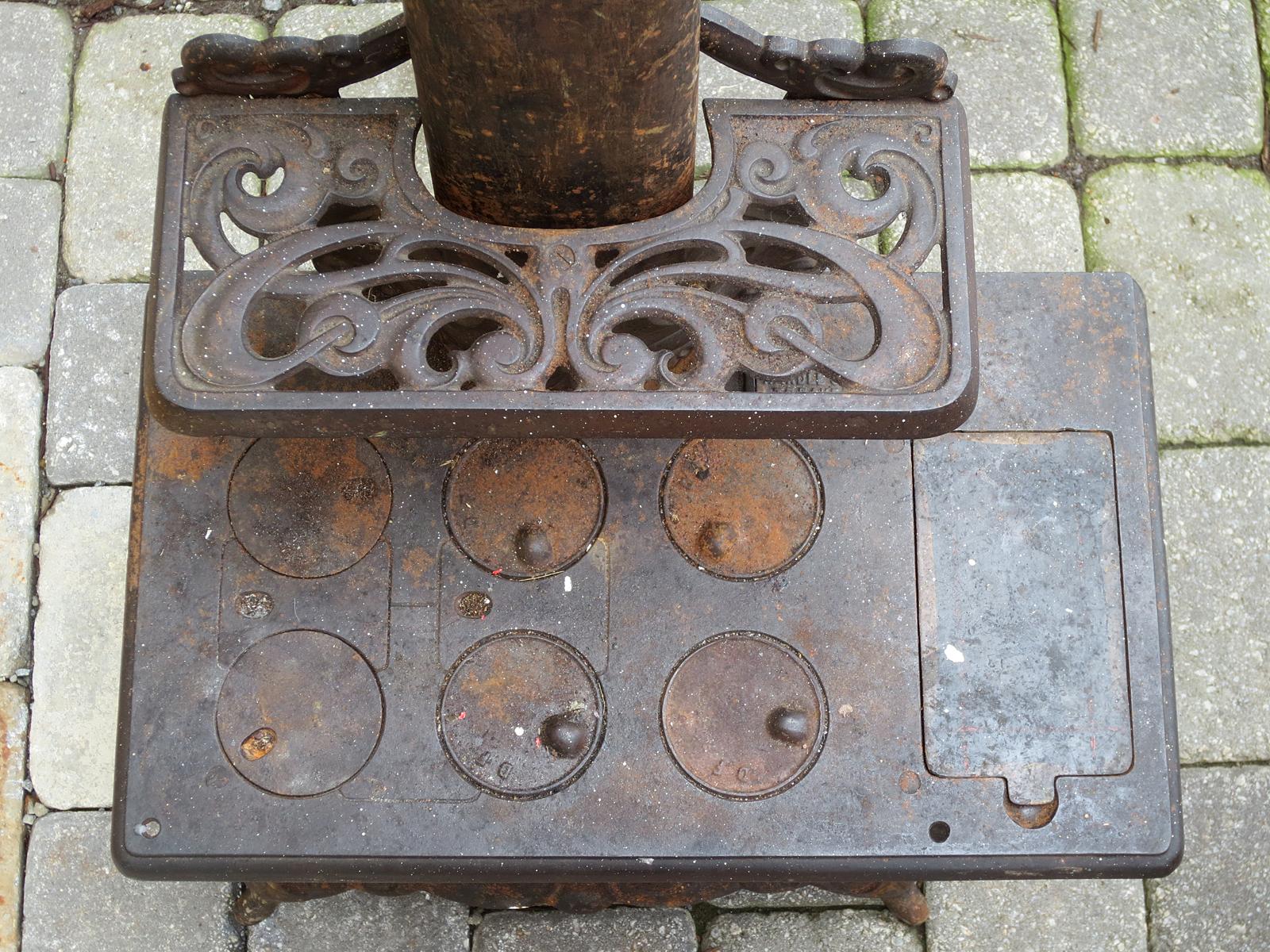 20th Century American Country Iron Stove- Miniature In Good Condition In Atlanta, GA
