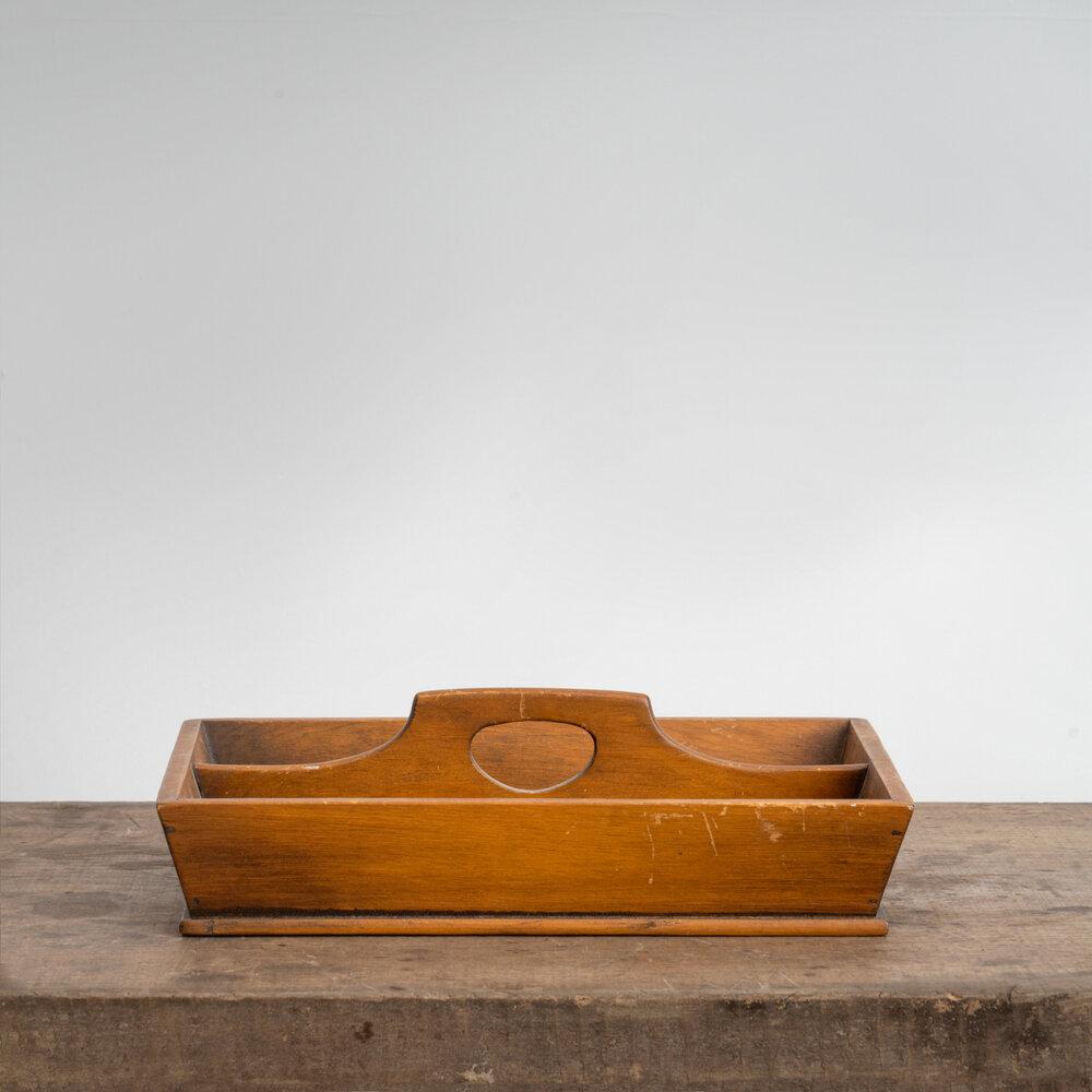 20th century American cutlery caddy in wood. Simple but handsome American design, this caddy would be a versatile addition to any kitchen or dining space. Measures 12.5