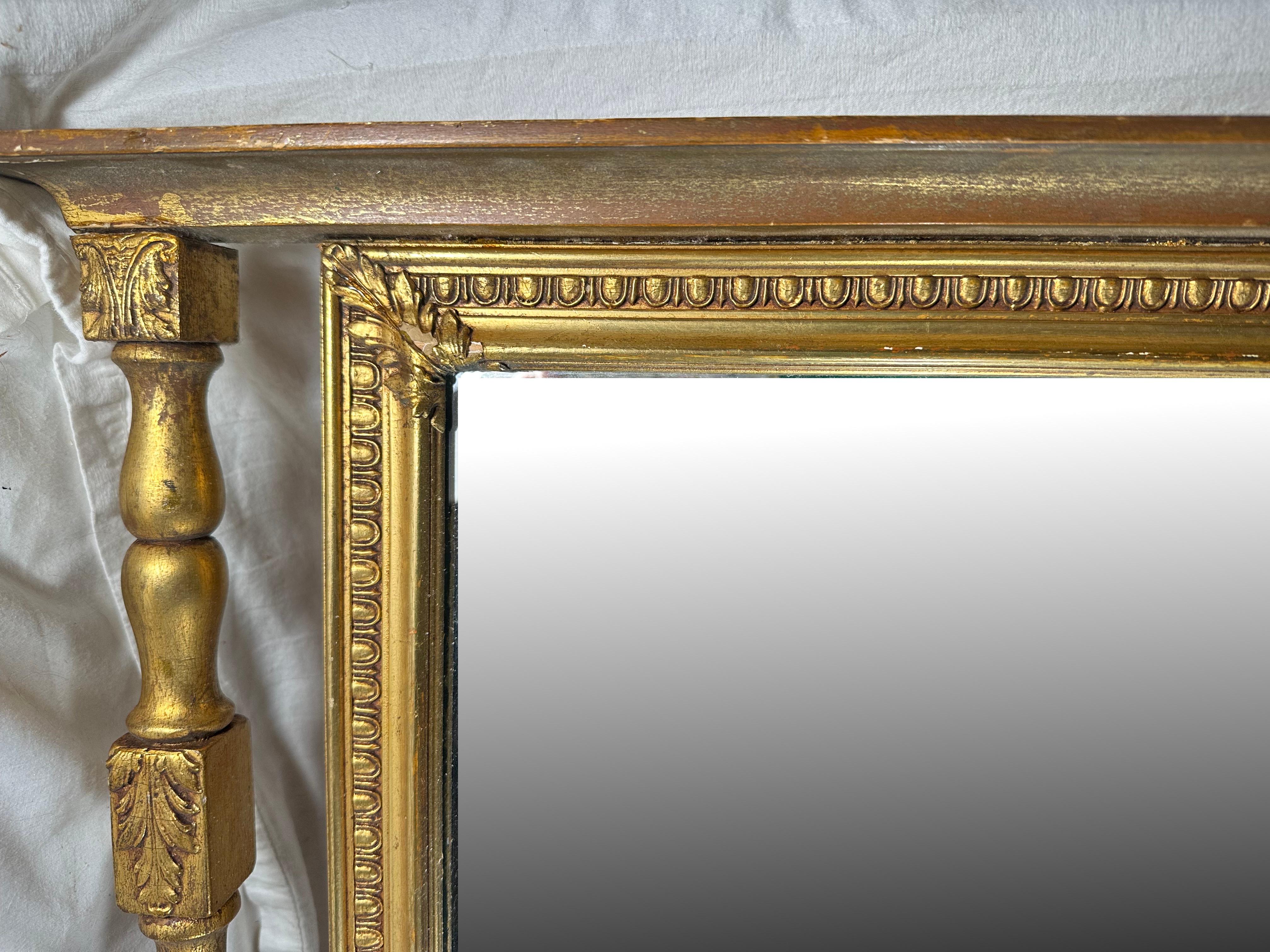 Miroir à trumeau en bois doré de style fédéral américain du 20e siècle.

Ce miroir ancien de style fédéral américain date du 20e siècle.  Le cadre symétrique en bois doré est de forme rectangulaire et parfaitement équilibré avec d'élégants ornements