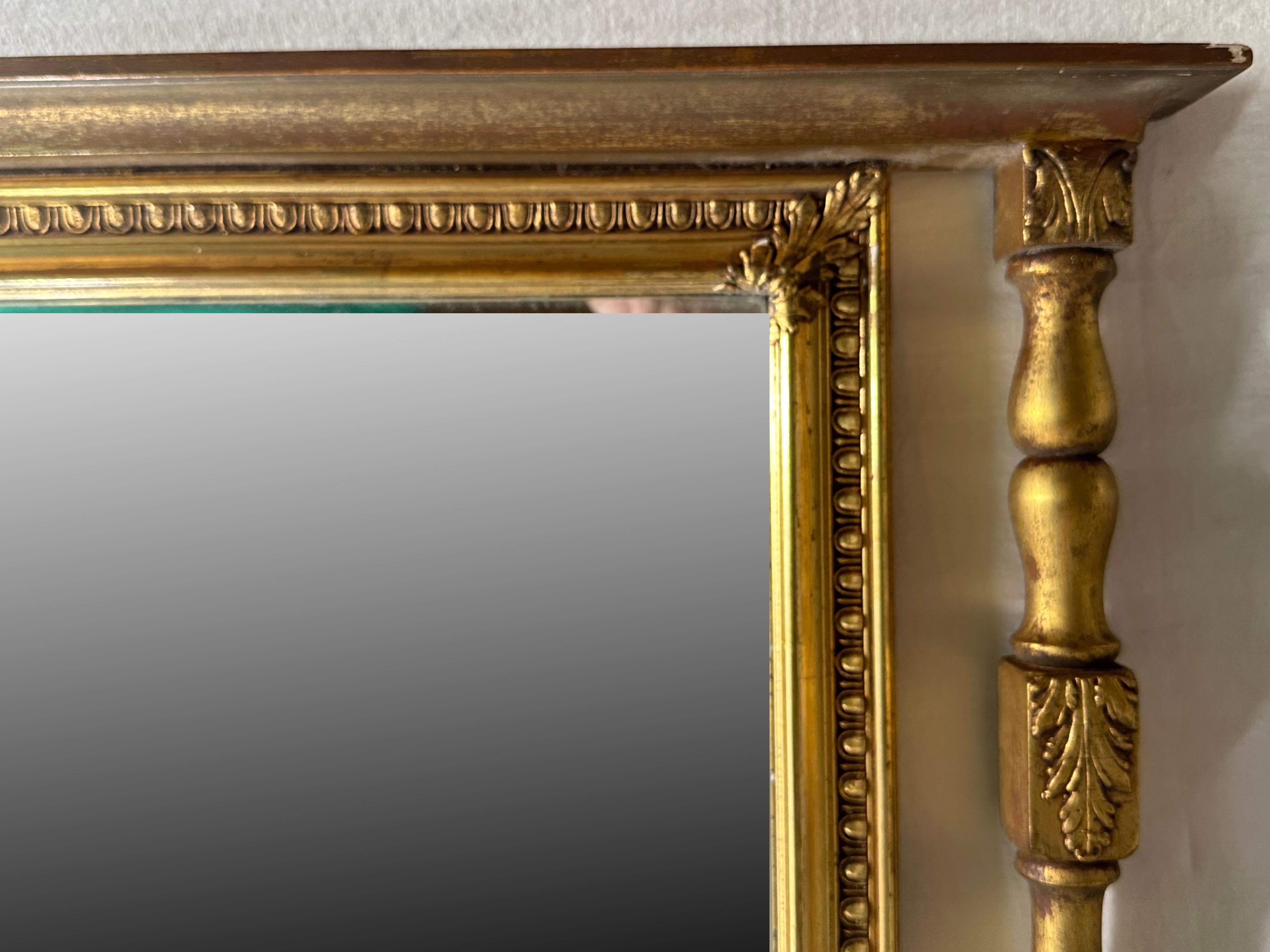 Sculpté Miroir à trumeau en bois doré de style fédéral américain du 20e siècle. en vente