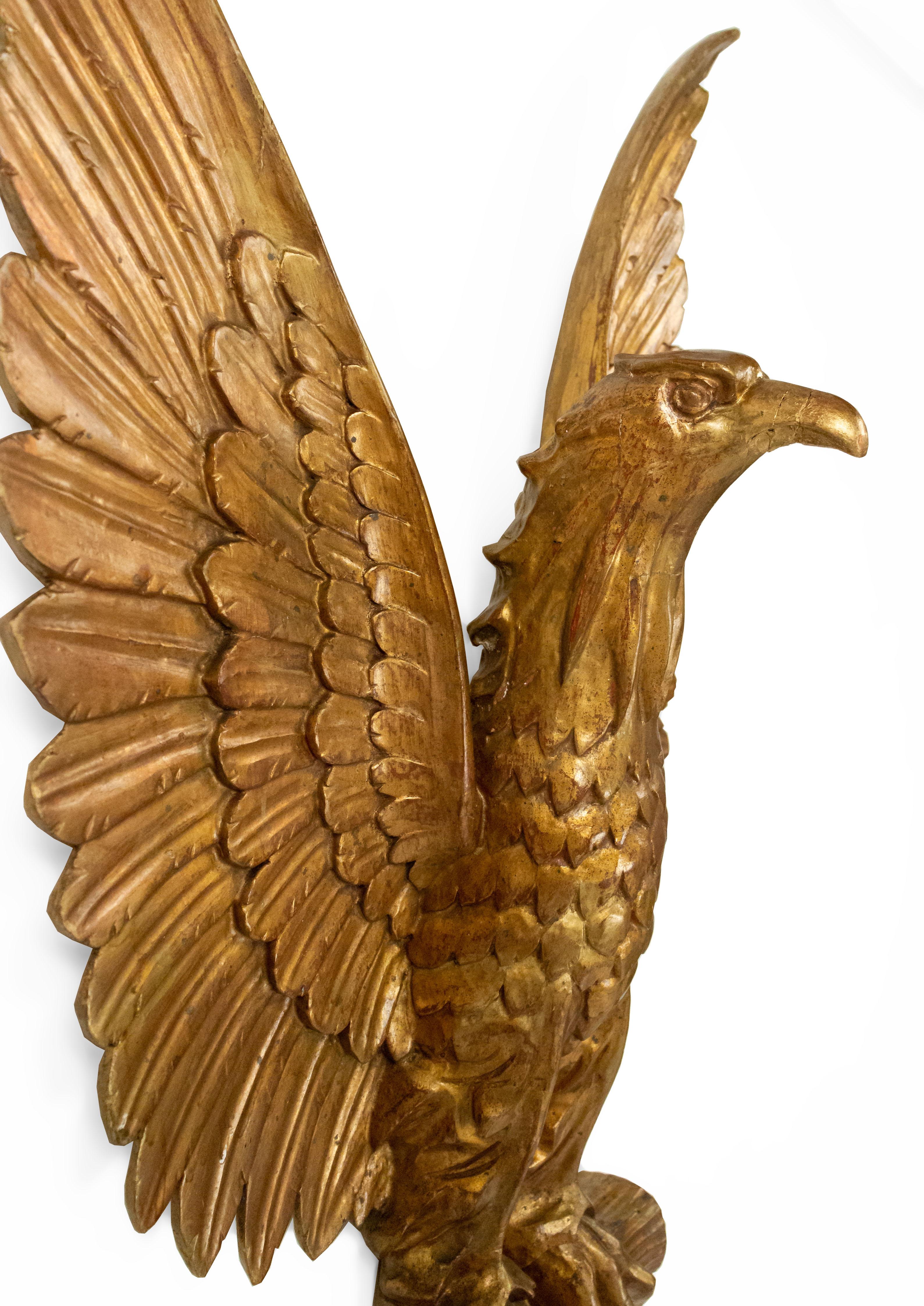 amerikanische Wandtafel mit vergoldetem geschnitztem Adler aus dem 20. Jahrhundert (Vergoldetes Holz)
