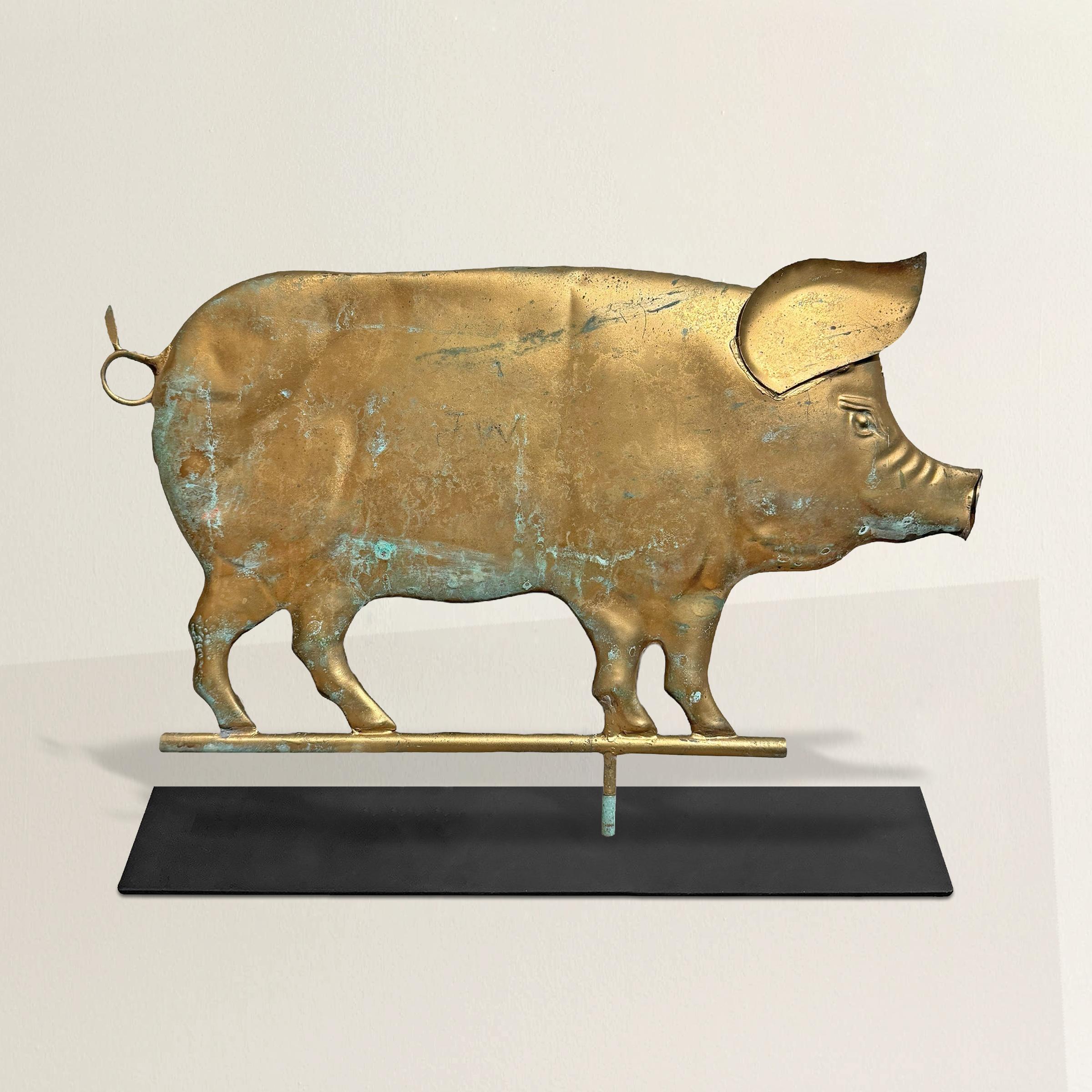 Encontrada en el norte del estado de Nueva York, esta veleta de cobre dorado estadounidense del siglo XX encarna el espíritu del arte popular: que el arte florece a partir de cosas sin arte. Pensada para atrapar el viento en lo alto de un granero