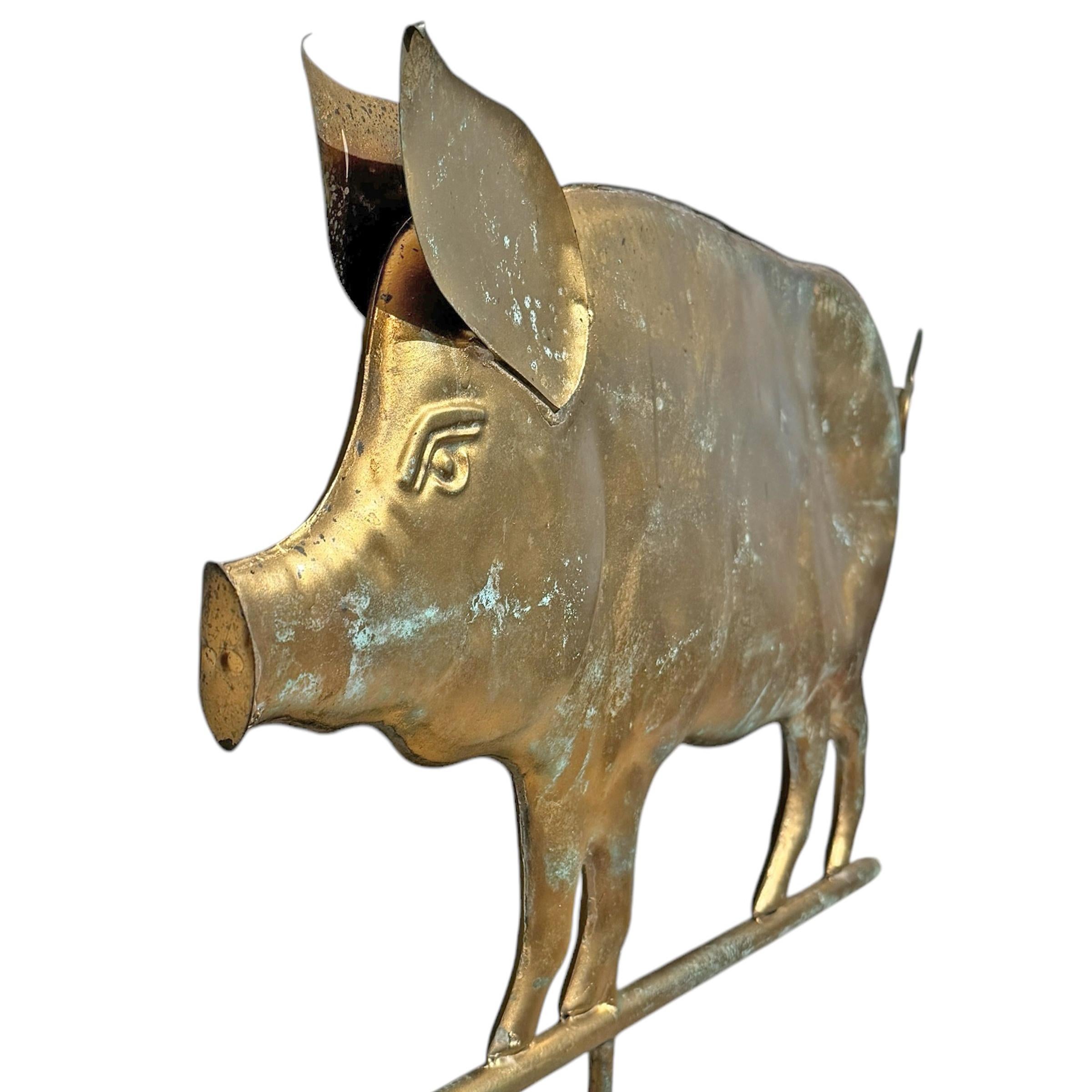 Veleta de cerdo de cobre dorado americano del siglo XX Dorado